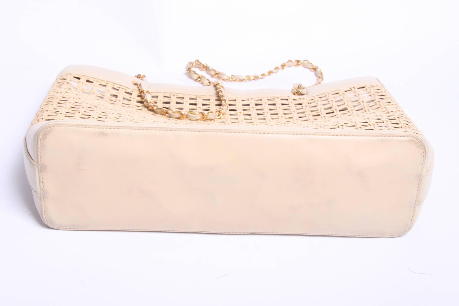 Ooooh, another sweet item! A vintage Chanel bag from 1996 made of beige lambskin leather and fine woven straw.

Summery bag, perfect to wear to the beach. Two long golden chains (80 centimeters) to wear on the shoulder entwined with leather. Top
