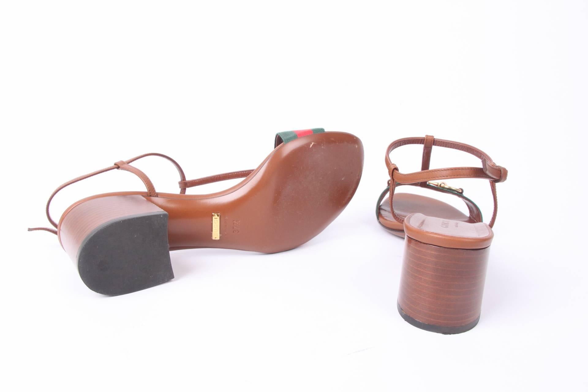 The characteristic Gucci features are all over these fabulous sandals!

The strap on the instep is crafted in red and green with the welknown gold-tone horsebit on top. A thin brown leather strap crossed the foot and buckle fastening ankle strap.