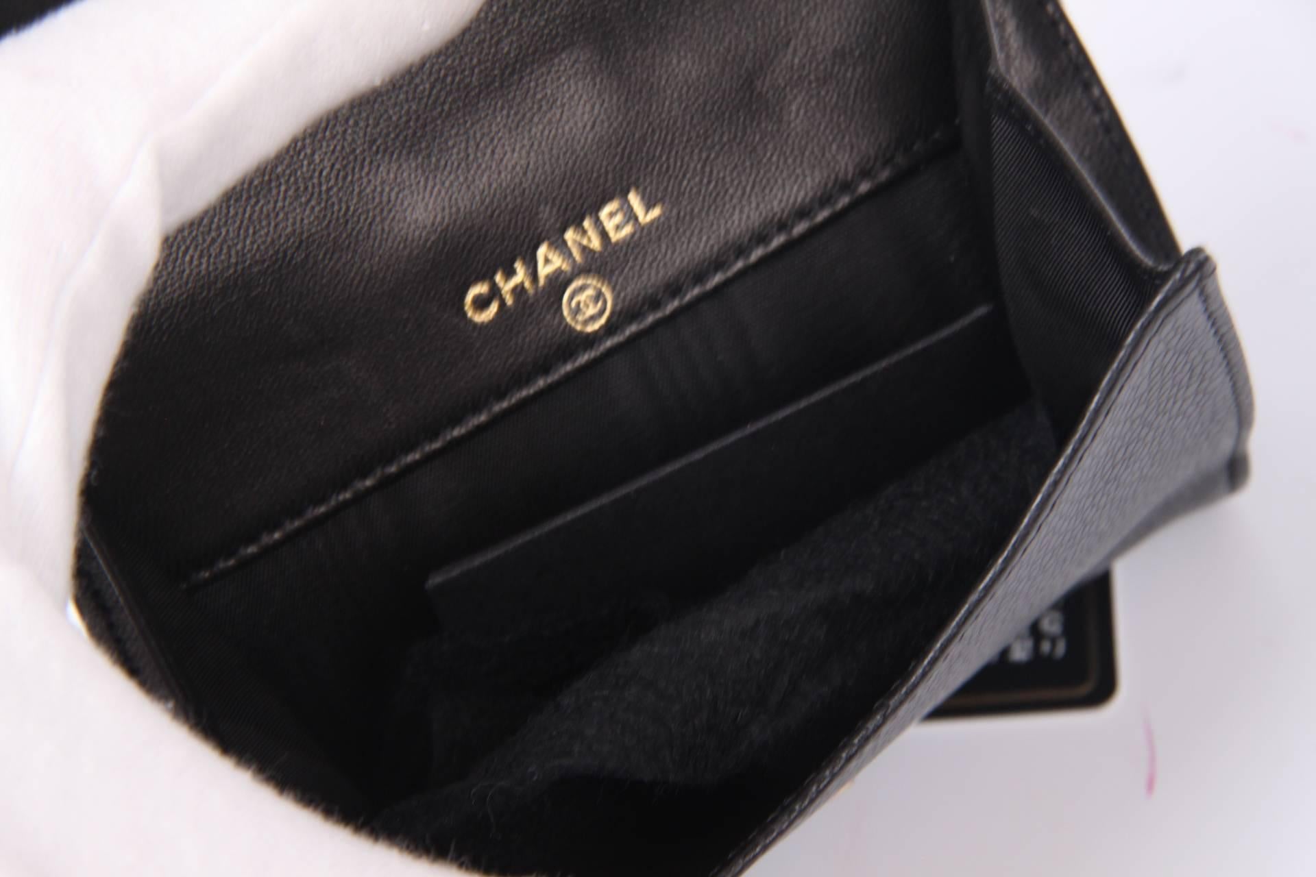 A wallet in a handy size: the Chanel Caviar CC Billfold Wallet in black leather. Nice!

Fully crafted in black caviar leather, on the flap at the front a stitched CC logo. Underneath the flap you will find the coin compartment. On the back another