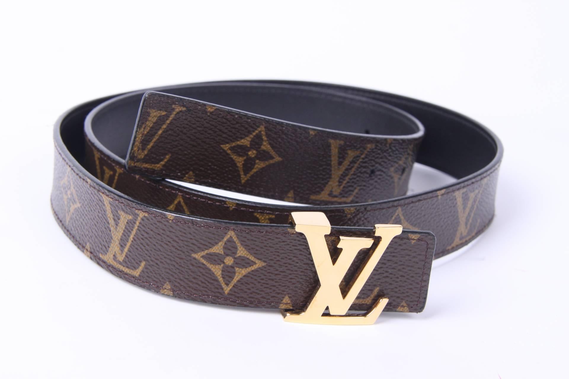 Classical belt by Louis Vuitton in dark brown canvas covered with the welknown LV monograms.

This belt is reversible, the other side is made of black leather. The LV buckle in gold-tone. Length of the belt is 90 centimeters and it's 3 centimeters