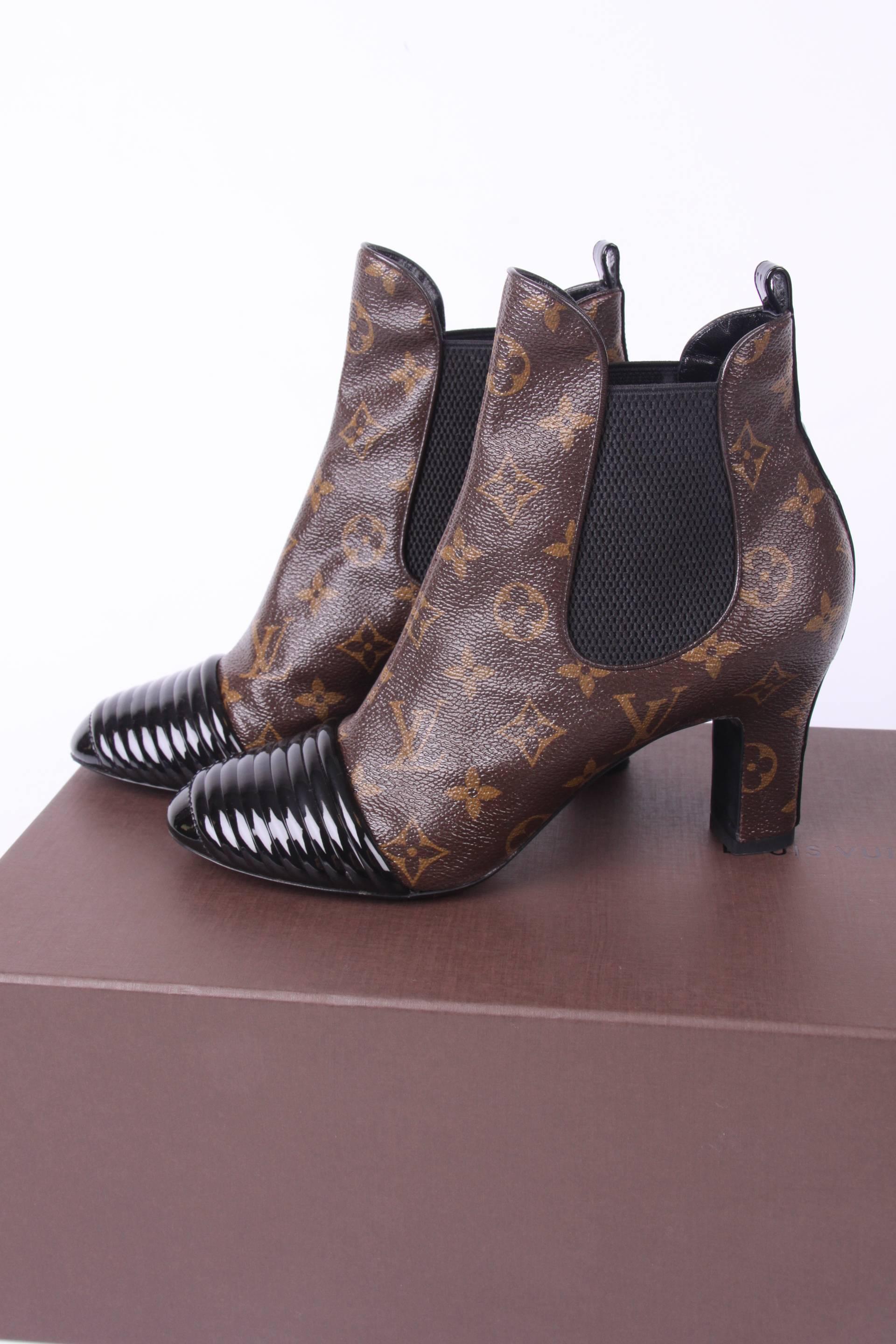 The classic Louis Vuitton Chelsea boot is relaunched under the name Revival. Neat!

This time executed in dark brown LV monogram canvas, some black patent leather is added to the to and the heel. Elastic side panels and an almond shaped toe. The