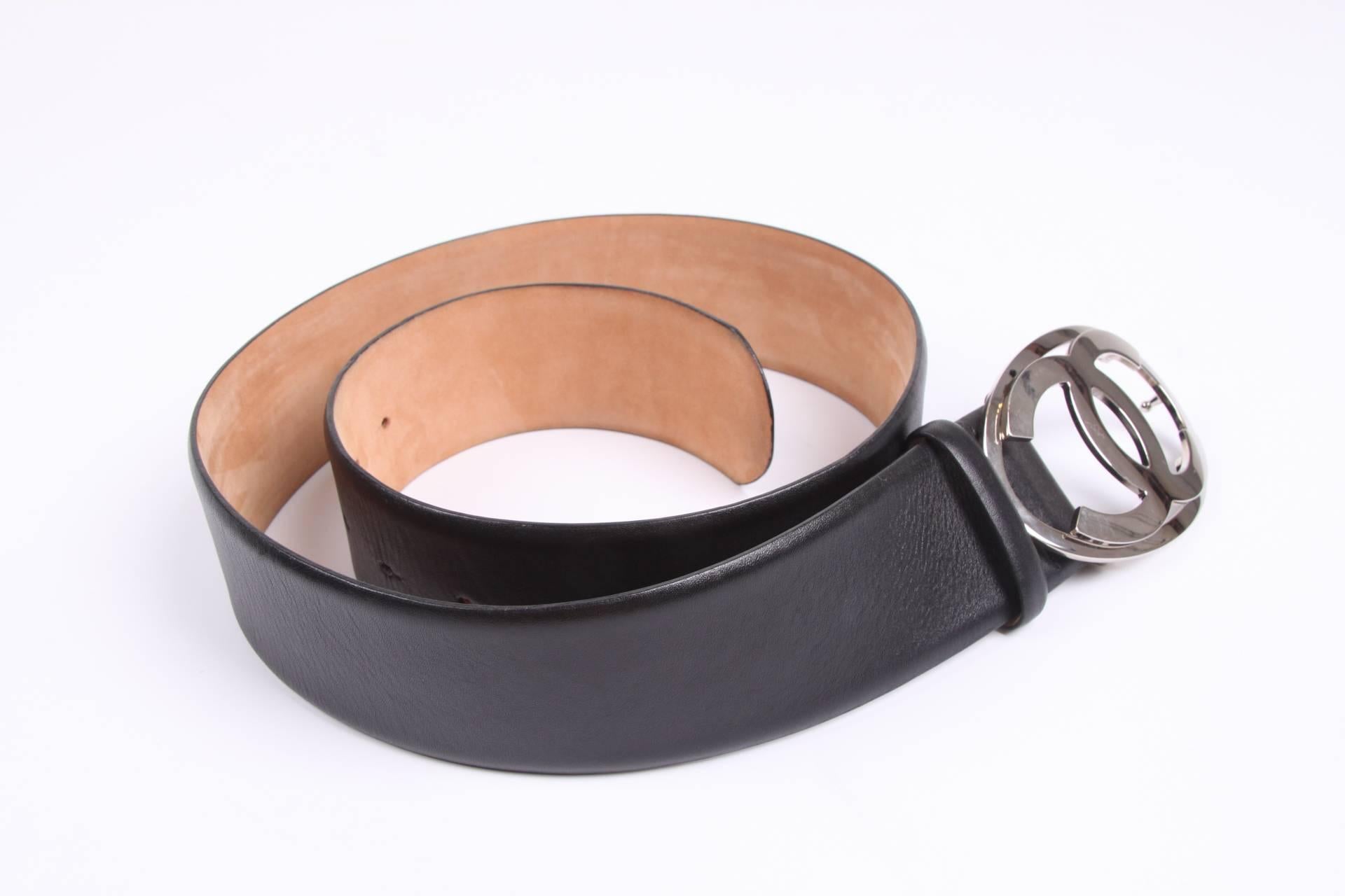 Stylish black belt by Chanel with a silver-tone CC buckle.

This belt is 5 centimeters wide and is fully made of black calfskin leather, the inside of the belt is nude coloured. The large shiny buckle measures as much as 10 x 6,5 centimters. A real