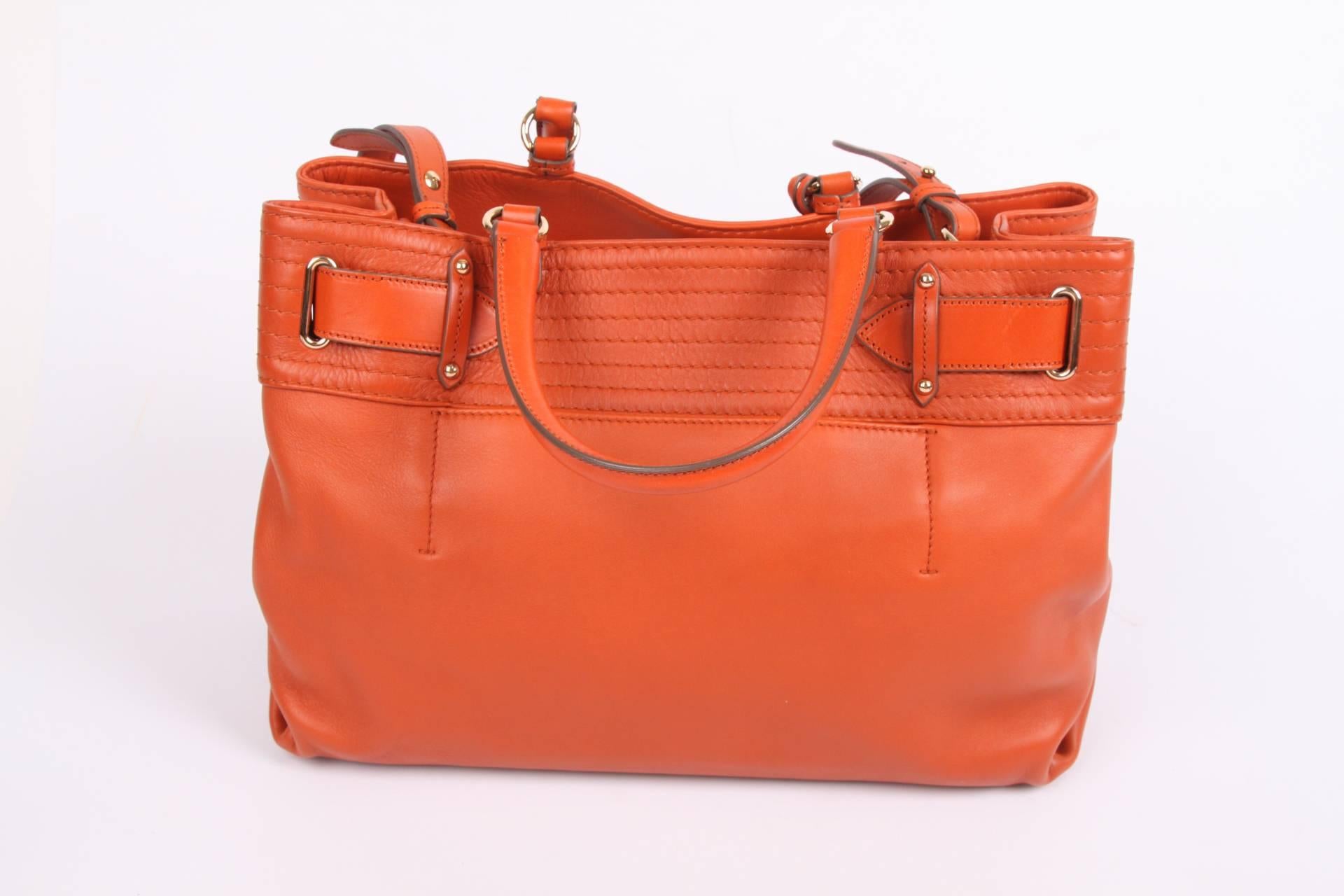 Super stylish bag by Salvatore Ferragamo, due to its rather large size also very suitable for the office. Very pretty!

Made of calfskin leather in a warm shade of orange. Two handles on top and also an adjustable and detachable shoulder strap. An