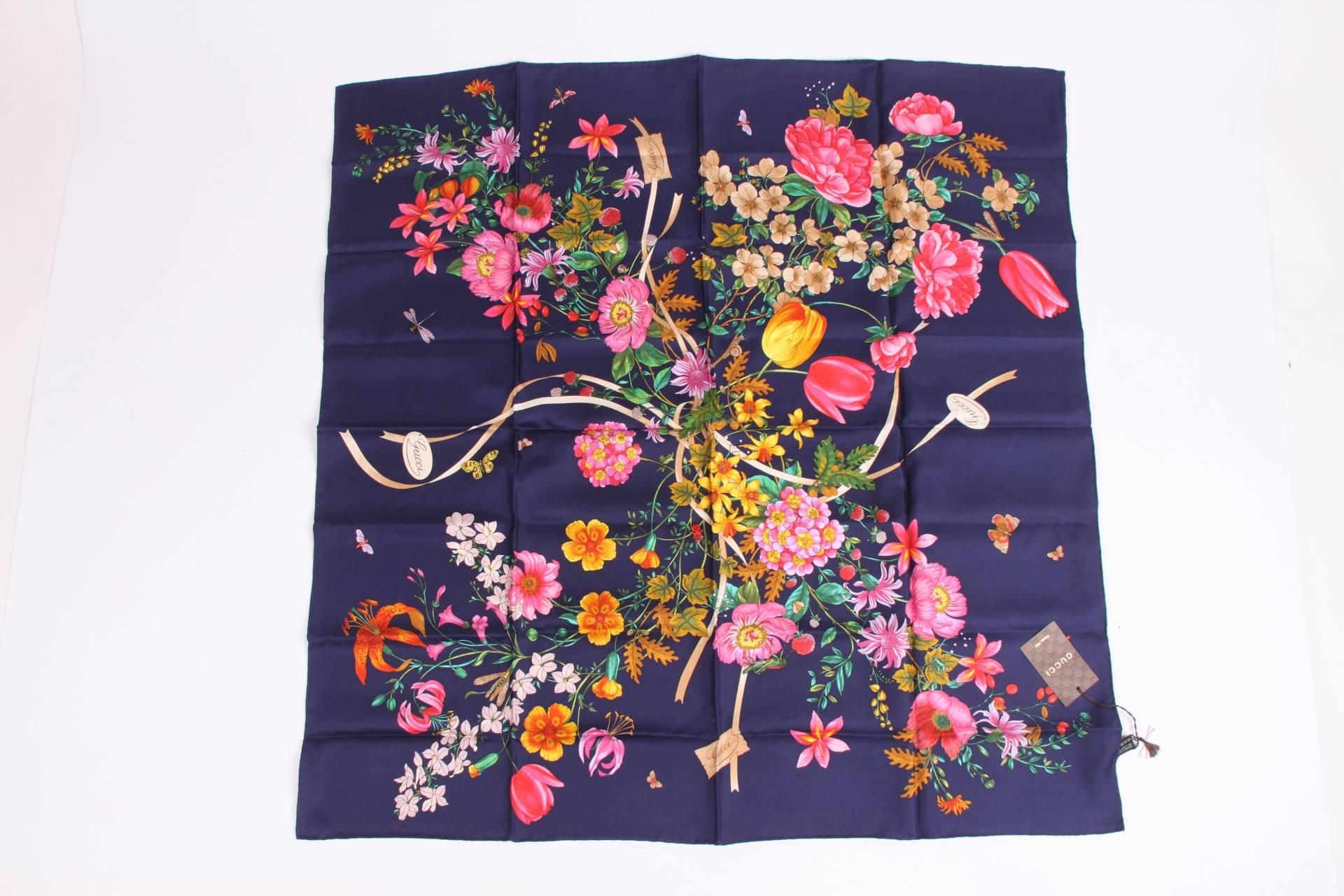 Dark blue Gucci scarf with flower print.

Material: 100% silk

Measurements: 86 x 86 cm.

Condition: 10/10, new! Tag still on it.

Made in Italy.