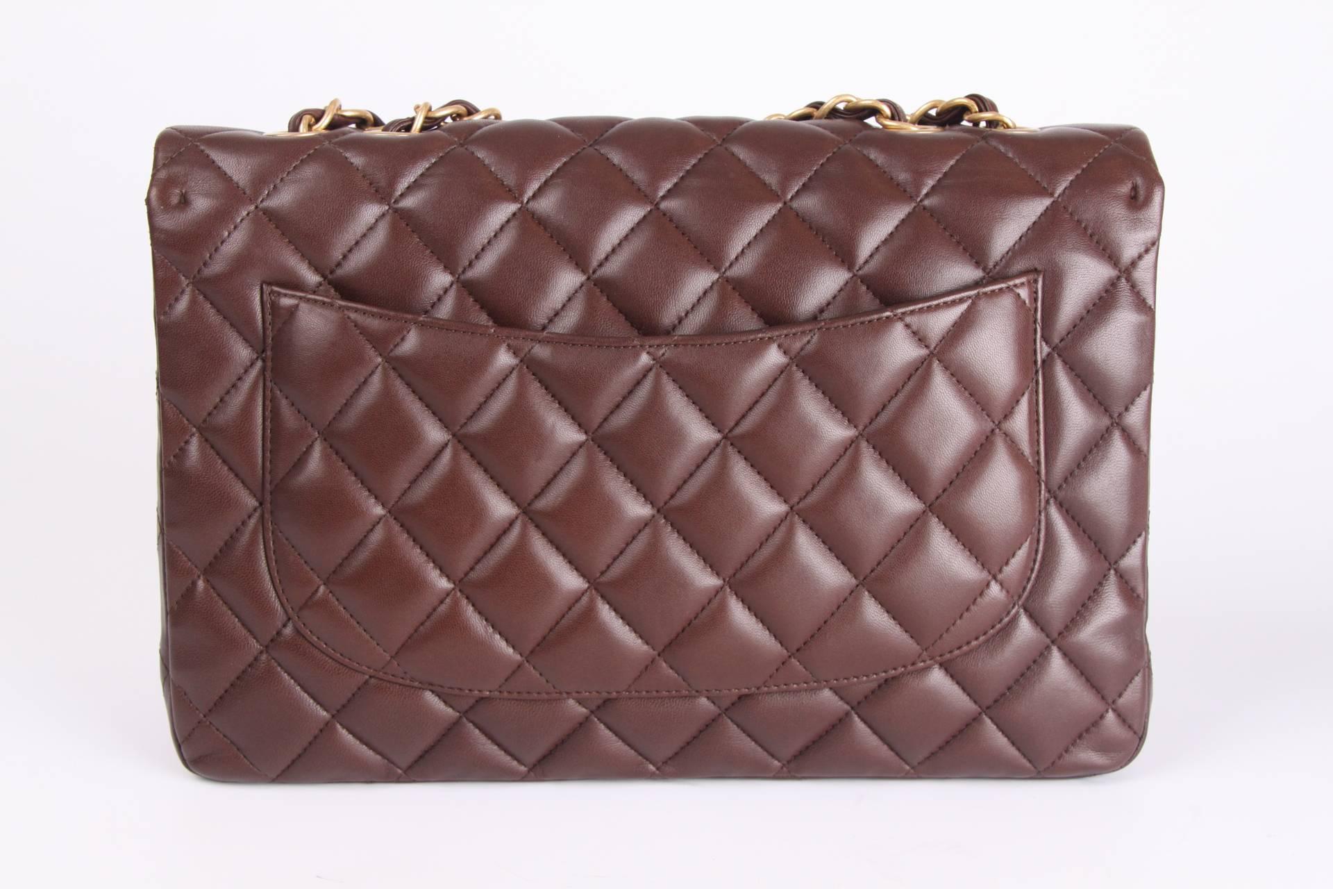 Classic bag by Chanel in chocolate brown lambskin leather, this piece is like new! 

This 2.55 jumbo double flap bag is the large size of this classic model and measures 30 centimeters in length. A matte gold-tone chain which can be worn single or