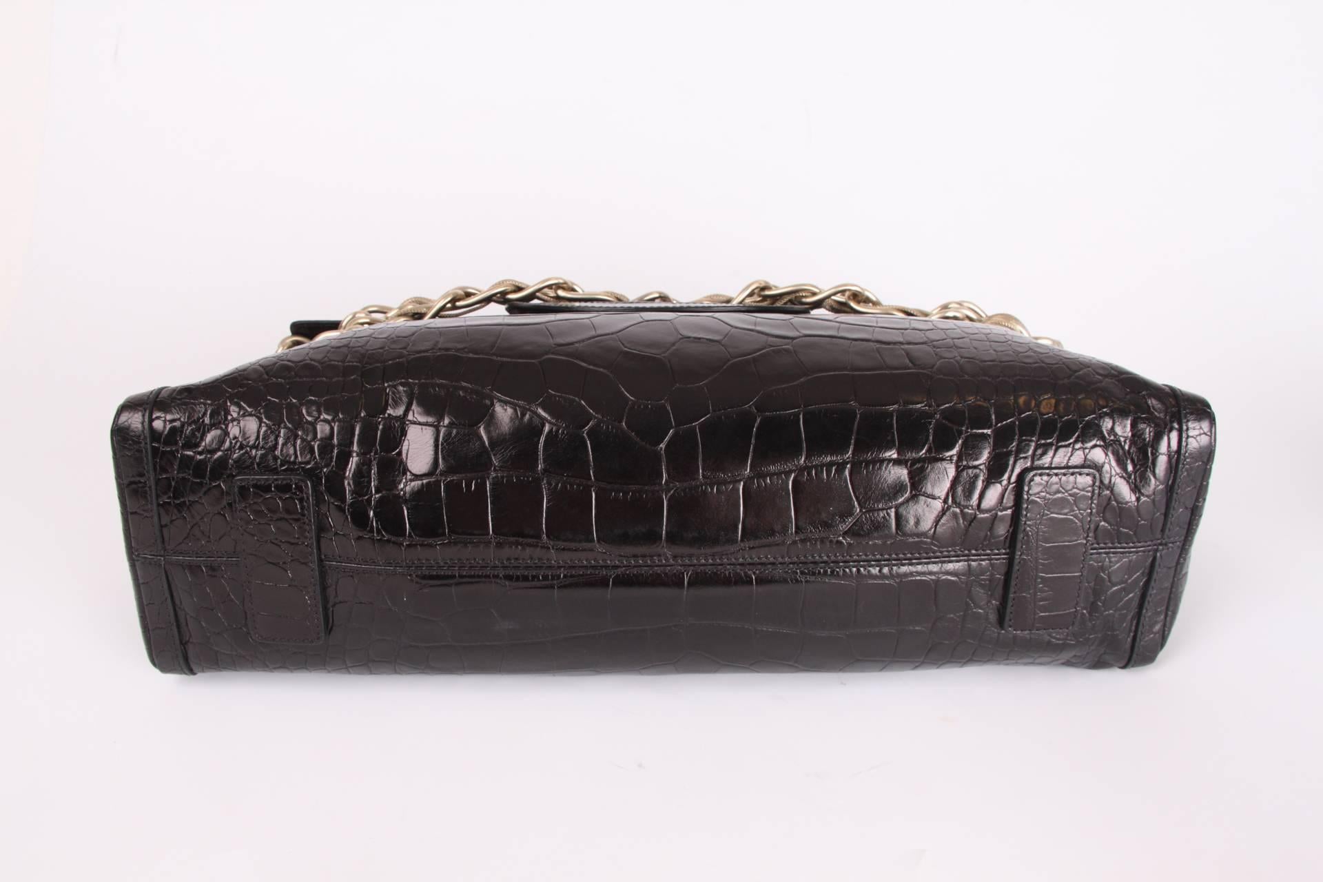 Large bag by Gianni Versace crafted in black croco print leather. Nice!!

This bag has two sturdy handles on top and a long matte gold-tone chain used as a shoulder strap. Two large front pockets with a flap and a zipper.

Interior lining with nude