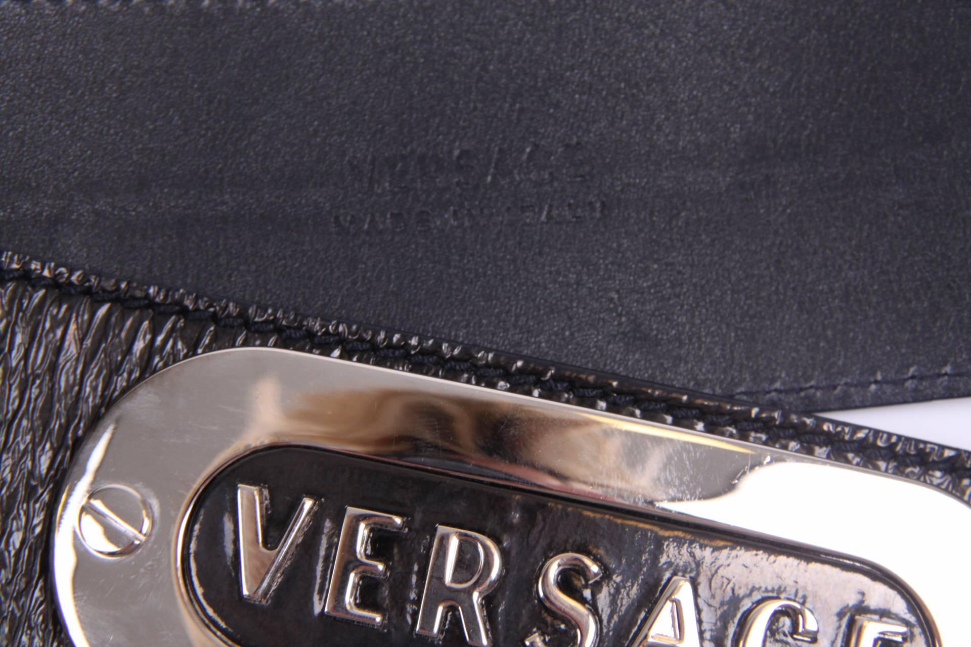 

Brand: Versace

Material: black patent leather

Buckle: silver-tone oval shaped with logo

Length: 90 cm

Width: 5,5 cm

Condition (1/10): 8

