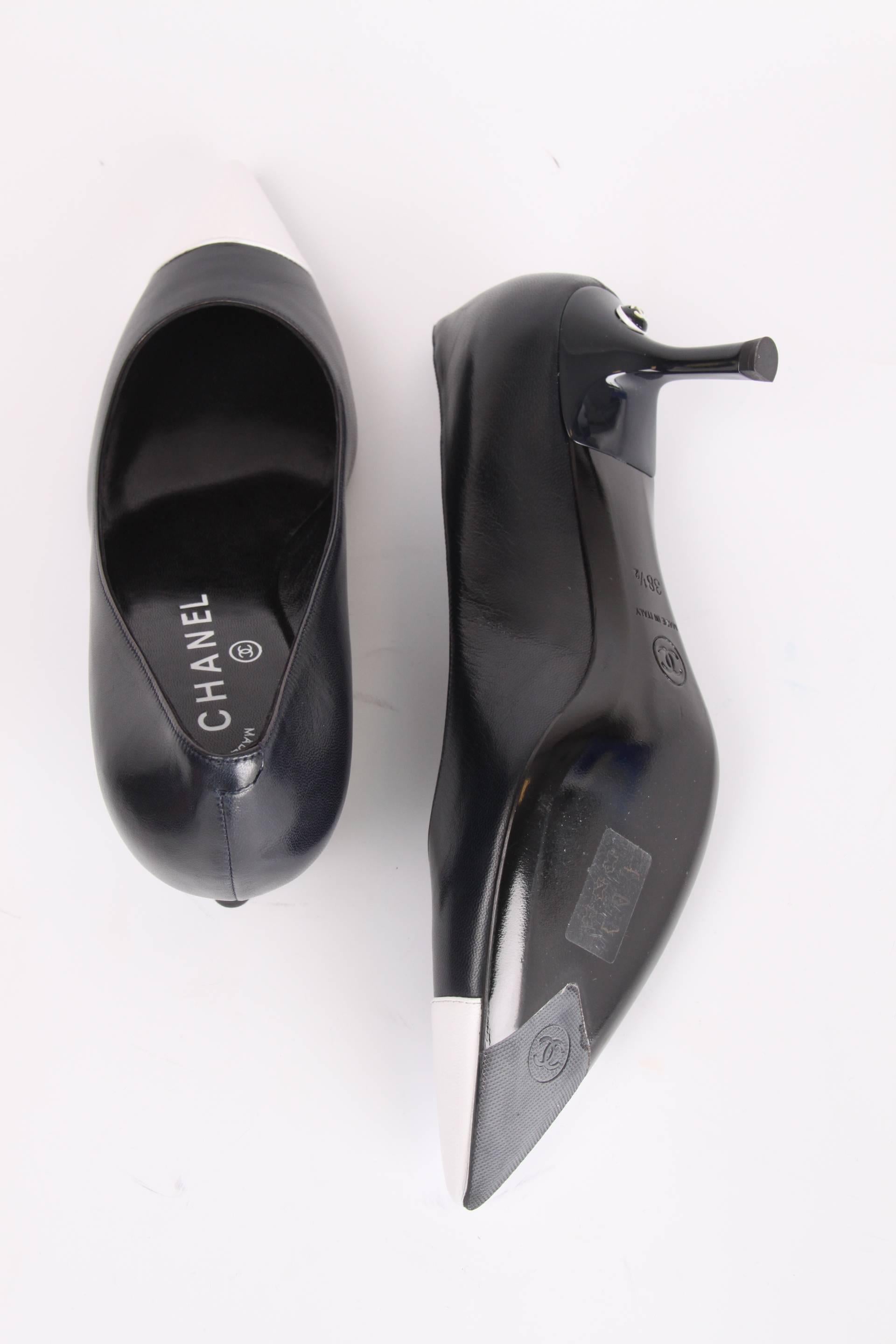 Chanel Pumps - dark blue & white leather  In New Condition In Baarn, NL