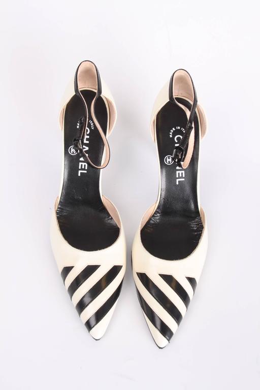 Chanel Pumps - black and white leather For Sale at 1stDibs