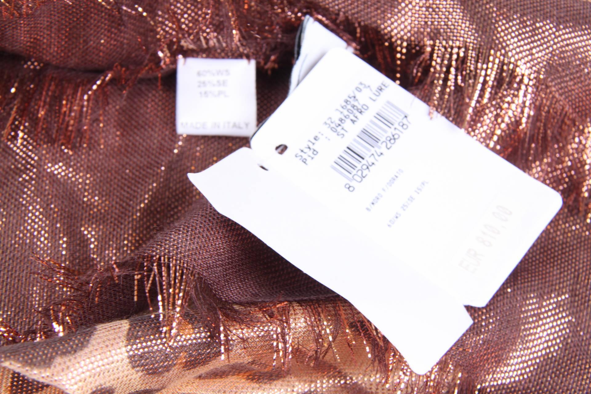 Salvatore Ferragamo scarf with an animal print in brown, dark brown, beige and shiny metallic bronze.  

Material: 60% cashmere, 25% silk, 15% polyester

Measurements: 190 x 140 cm.

Condition: 10/10, new! 

Made in Italy.