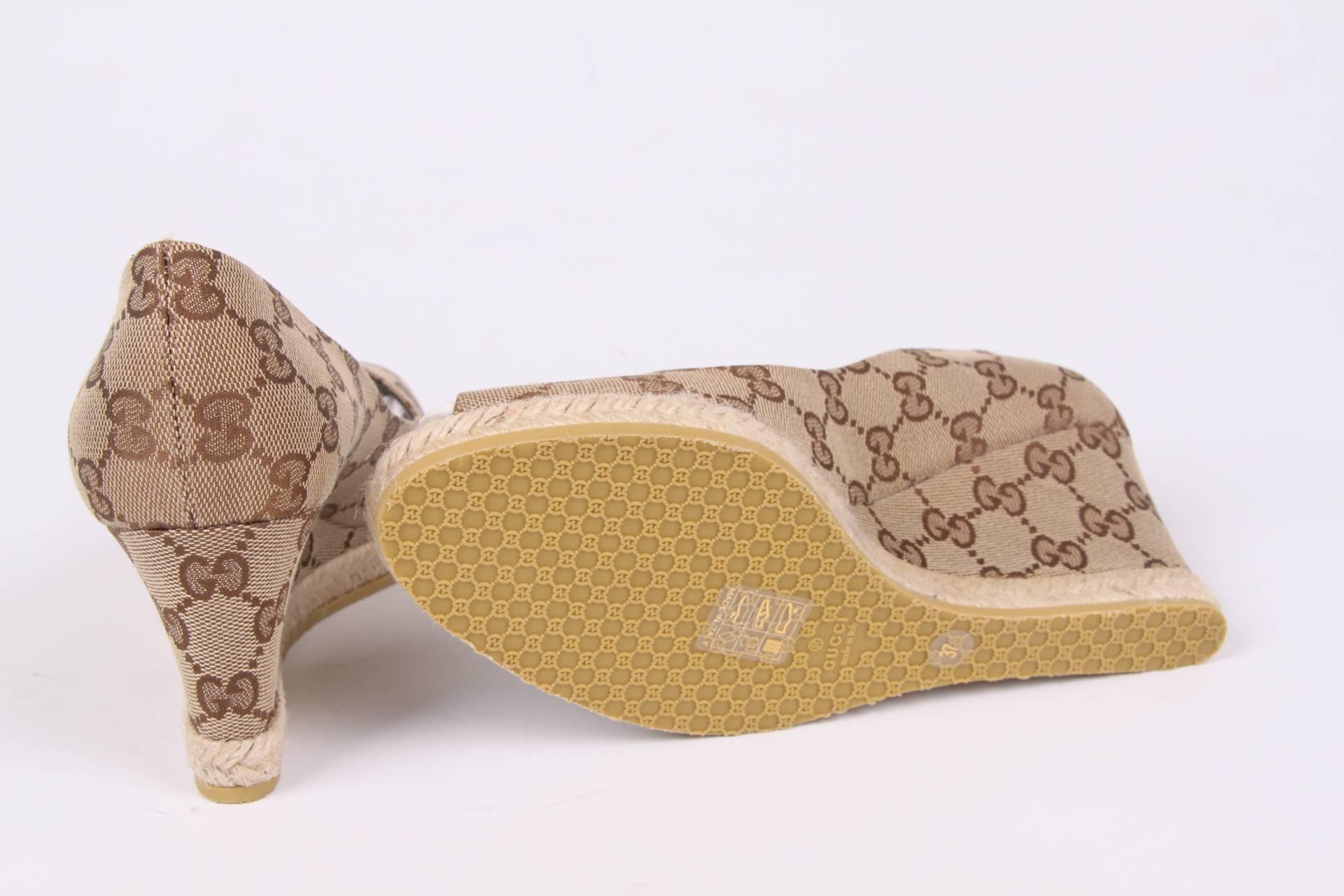 Comfortable summery wedge shoes by Gucci, nice!

Fully crafted in beige canvas covered with an ebony brown 'Guccissima' pattern. A peep toe, the heel measures 7,5 centimeters and a rubber outsole. Lining on the inside in dark brown leather.

New and