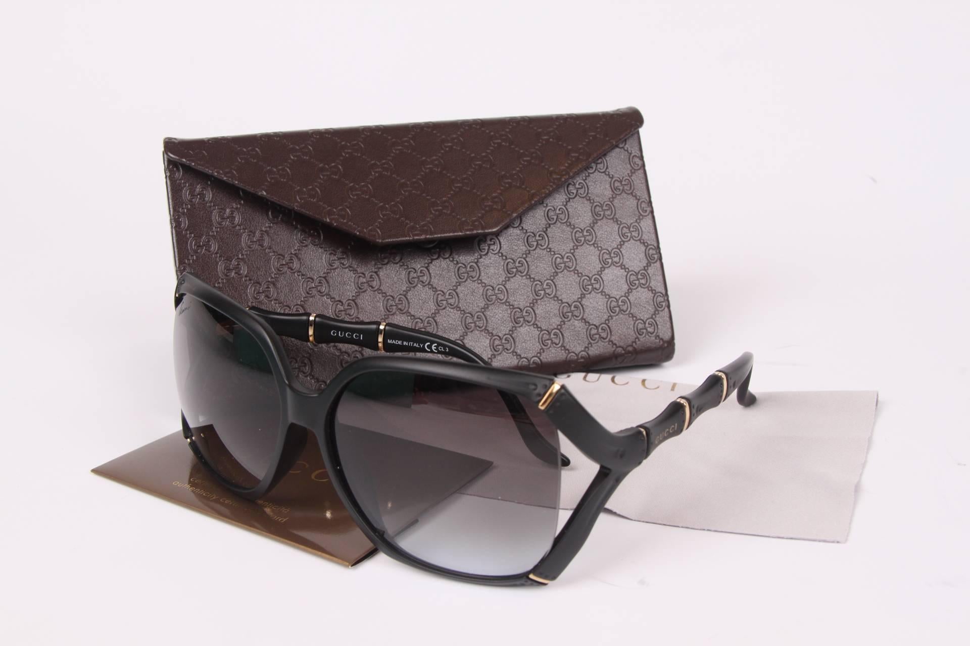 Gucci made this wonderful design! A marvellous pair of statement sunglasses in bamboo-look.

The frame is crafted in matte black acetate with shiny gold-tone detailing and large gray dégradé lenses. This pair of glasses is very wearable, because