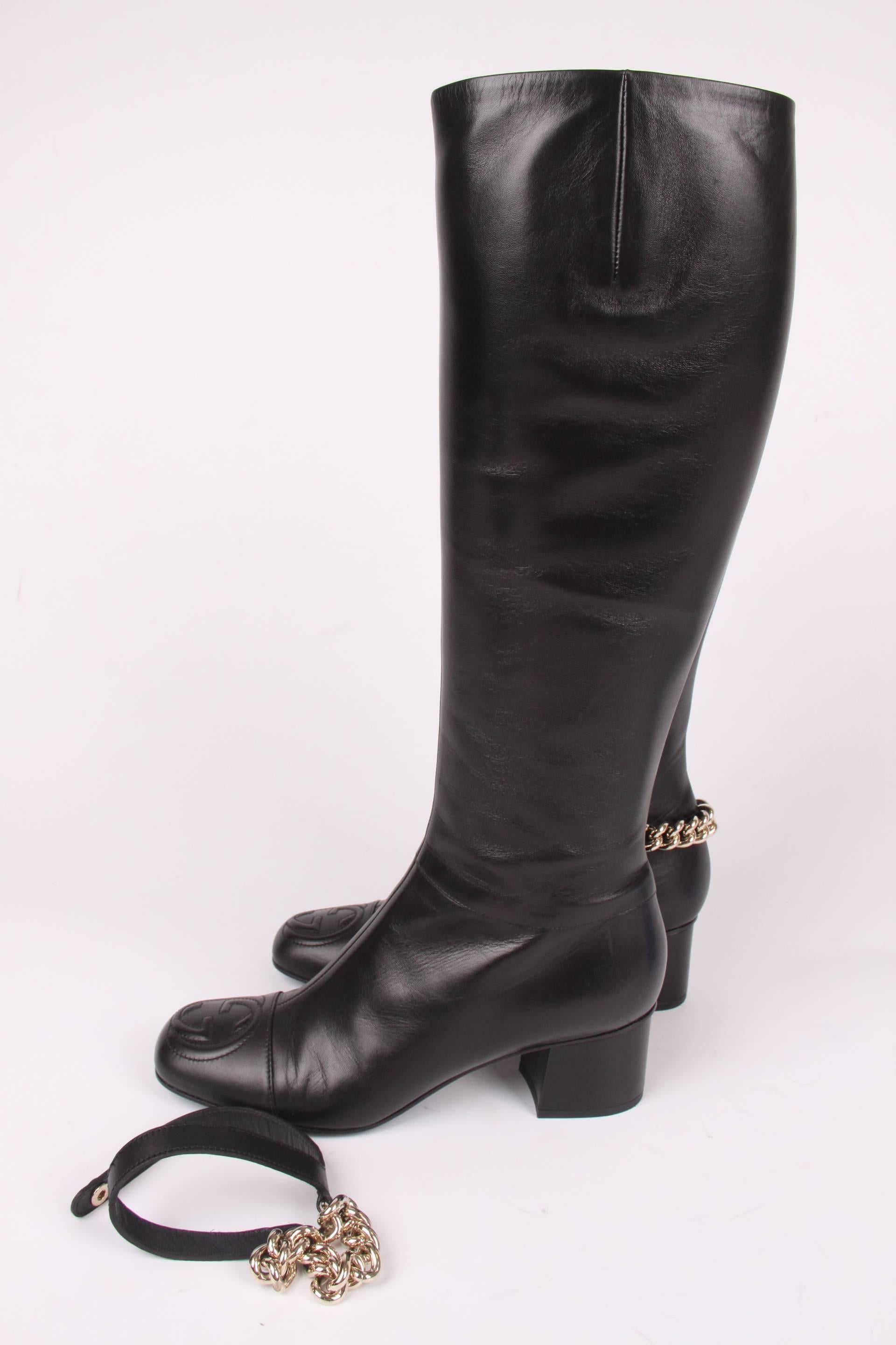These are real beauties! Black leather Gucci boots with the name Lifford Malaga.

A sturdy block heel that measures 5,5 centimeters and a slightly square toe with an embroidered GG logo. The shaft measures 42 centimeters and has a long