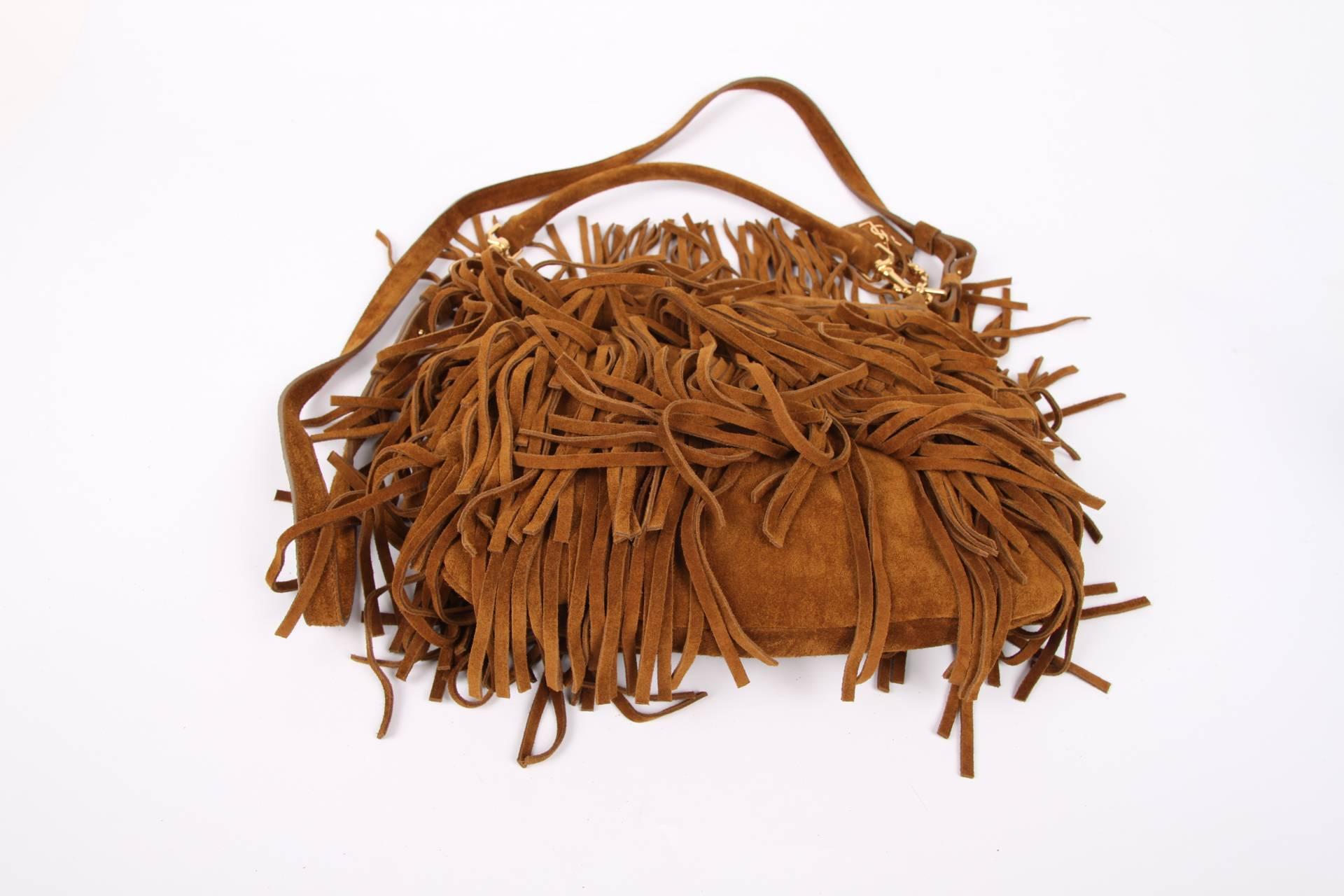 Such a cool bag! The Emmanuelle by Saint Laurent crafted in brown suede covered with fringes.

Top closure with a zipper. Two handles, the shorter on is detachable and the longer one is adjustable. So it can be worn on the arm or the shoulder, or
