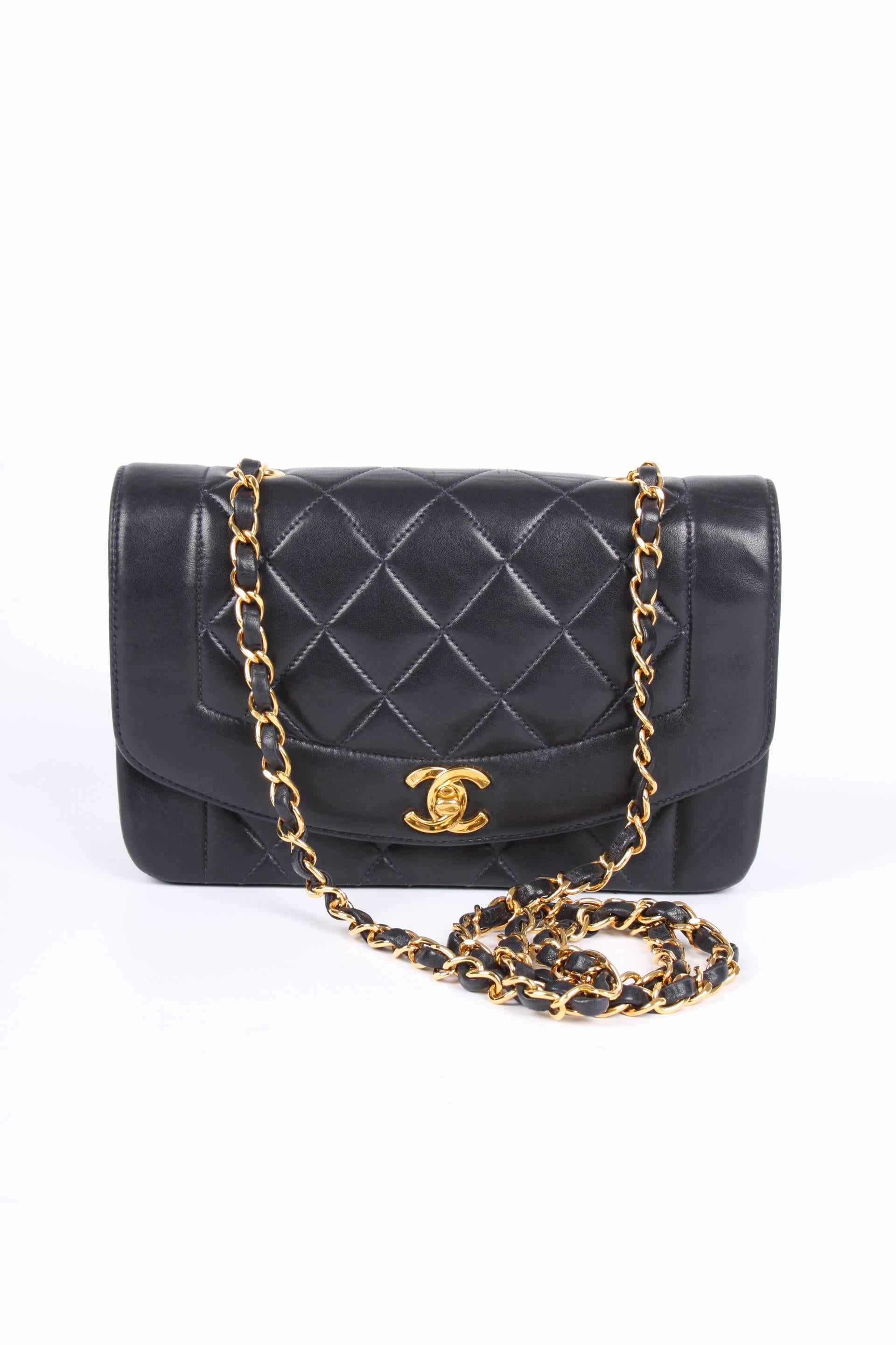 A real gem! The Diana Bag by Chanel from 1995 in dark blue leather, stunning!

This bag was an essential part of the look of Lady Diana, she wore it quite a lot. Karl Lagerfeld then decided to name this bag after the popular princess.

This model