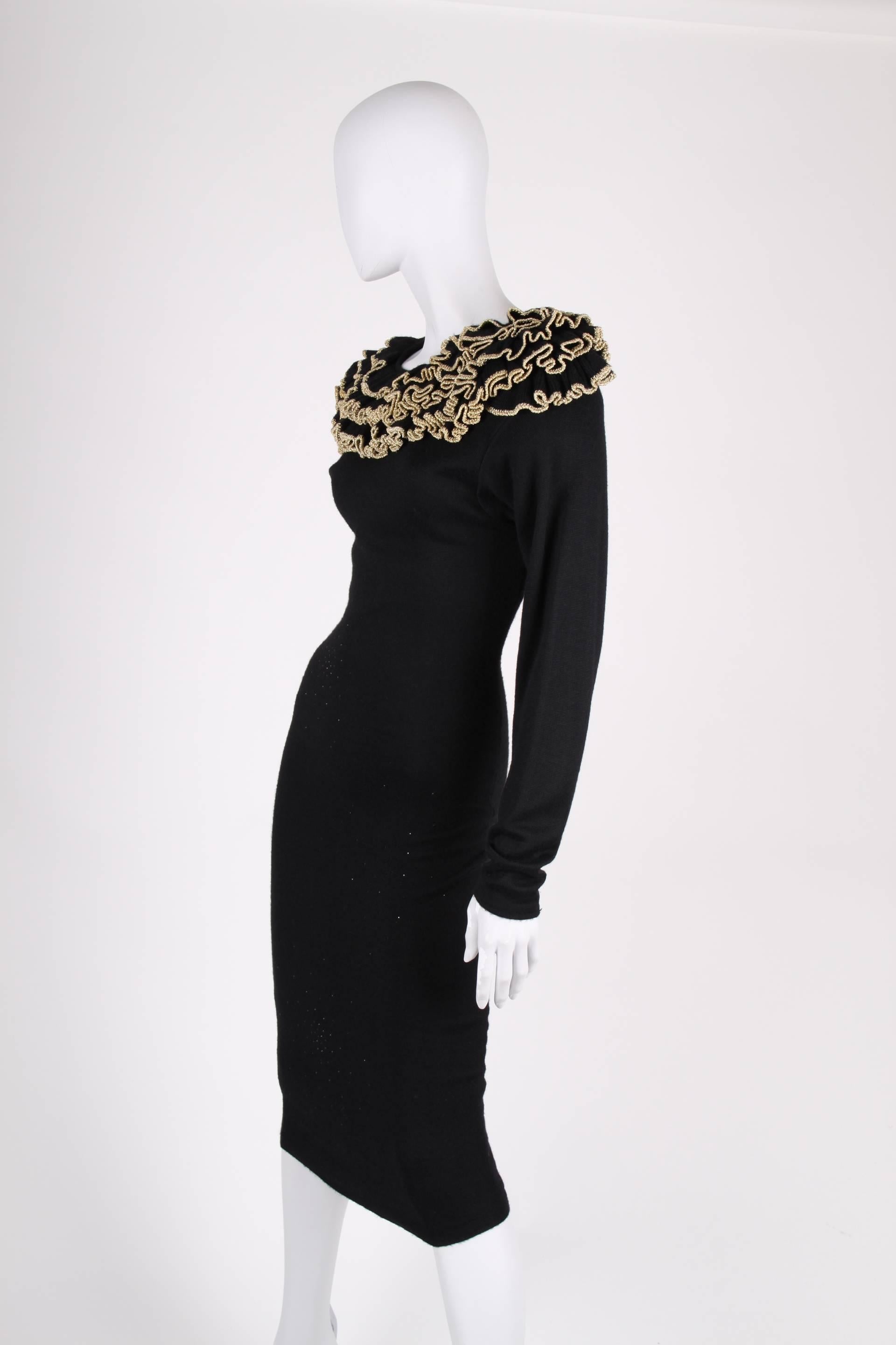 Stylish and yet very comfortable to wear; a knitted dress by Diane Frée. Wonderful!

An enormous collar, the ruffles have a gold-tone brim. Large padding in the shoulders and long sleeves. Here and there some shiny black crystals are applied on the