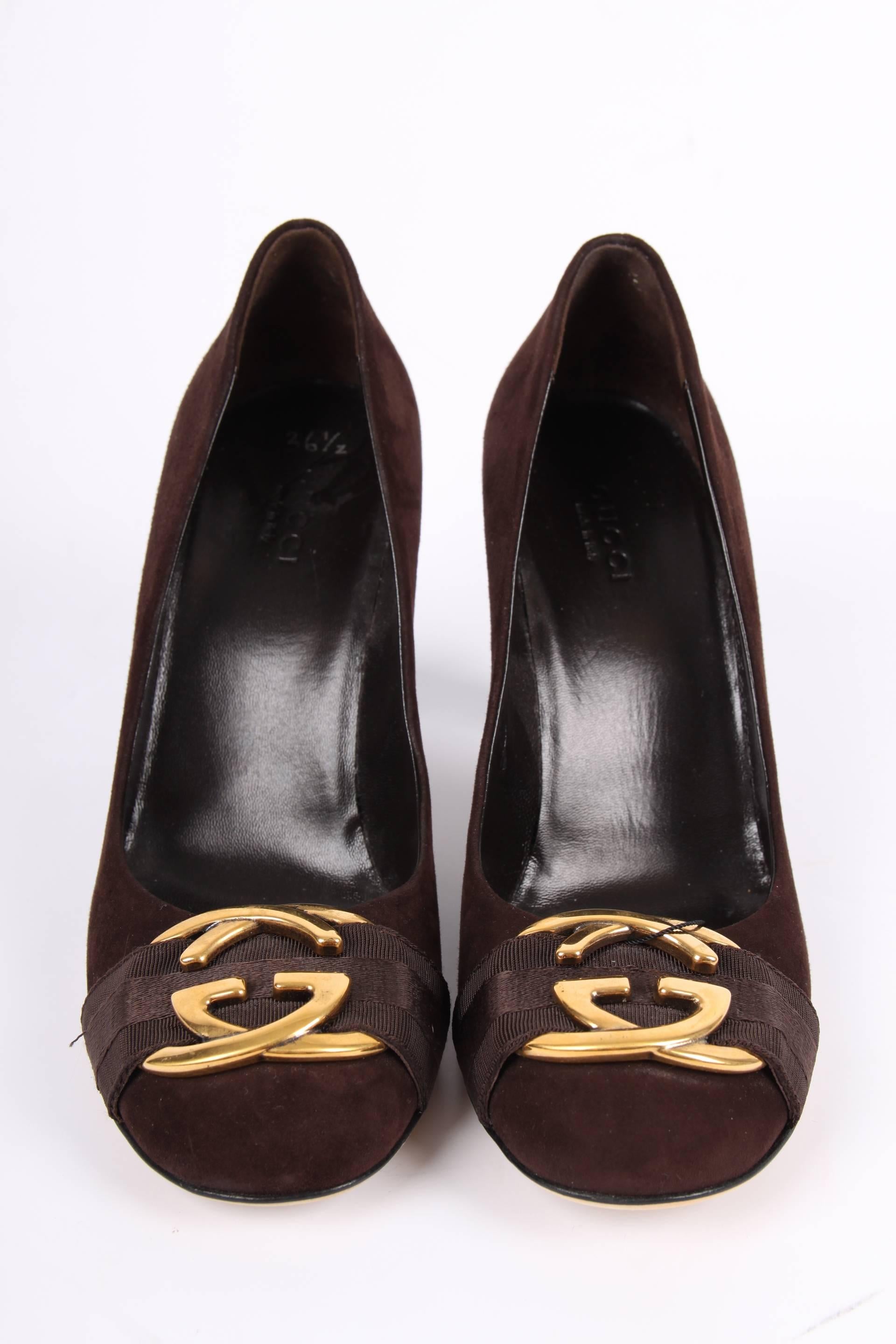 Stylish pumps by Gucci crafted in dark brown suede. Nice!

The heels measure 8,5 centimeters, no platform. On the round shaped toe a gold-tone GG logo is applied as well as a canvas strap. Fully lined with black leather. A leather outsole.

In very