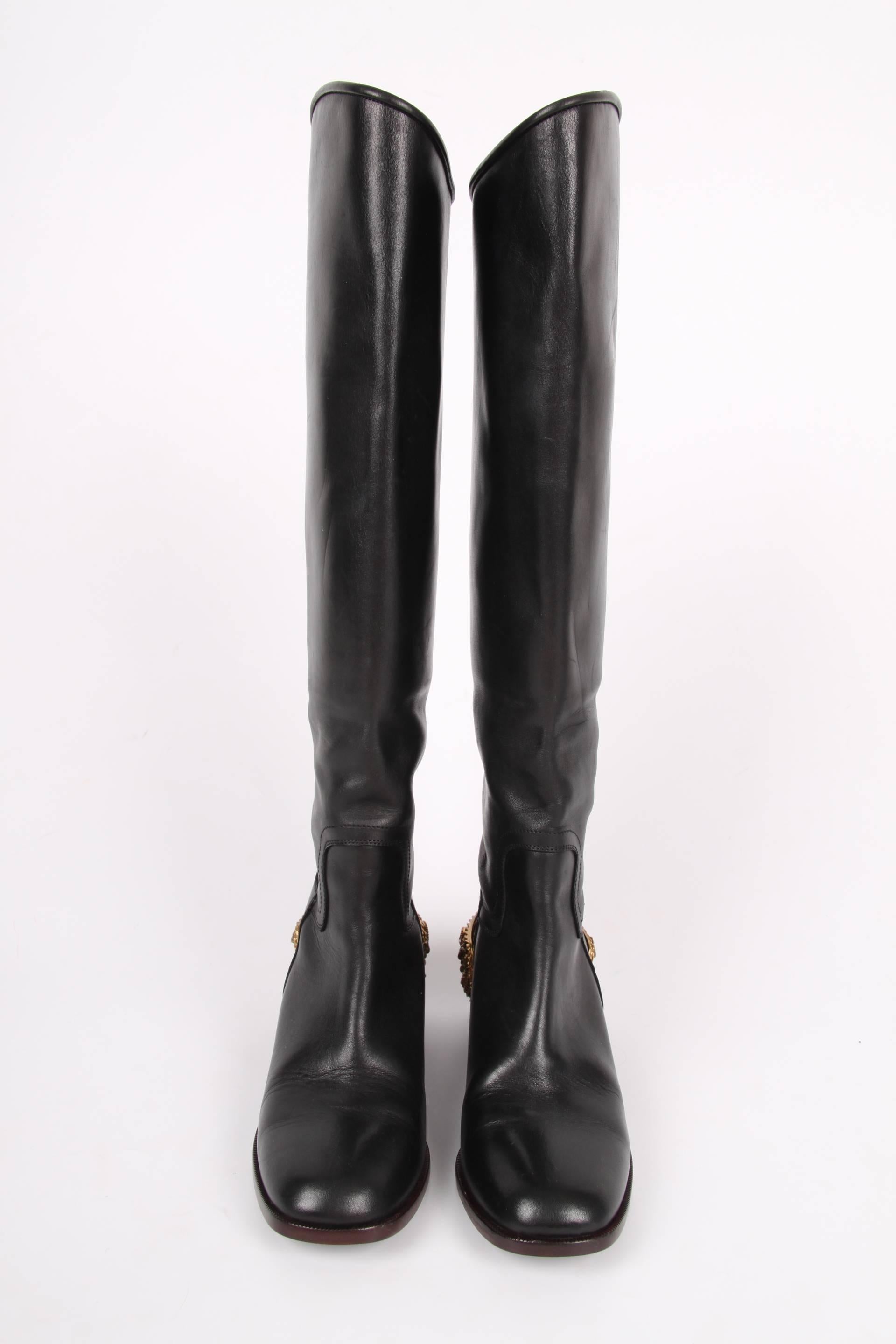Very rare and amazingly beautiful! Classic black leather riding boots by Chanel from the Paris-Monte Carlo collection with outstanding spurs on the heel.

A sturdy heel that measures 5 centimeters, a round toe. The narrow shaft has no zipper and has