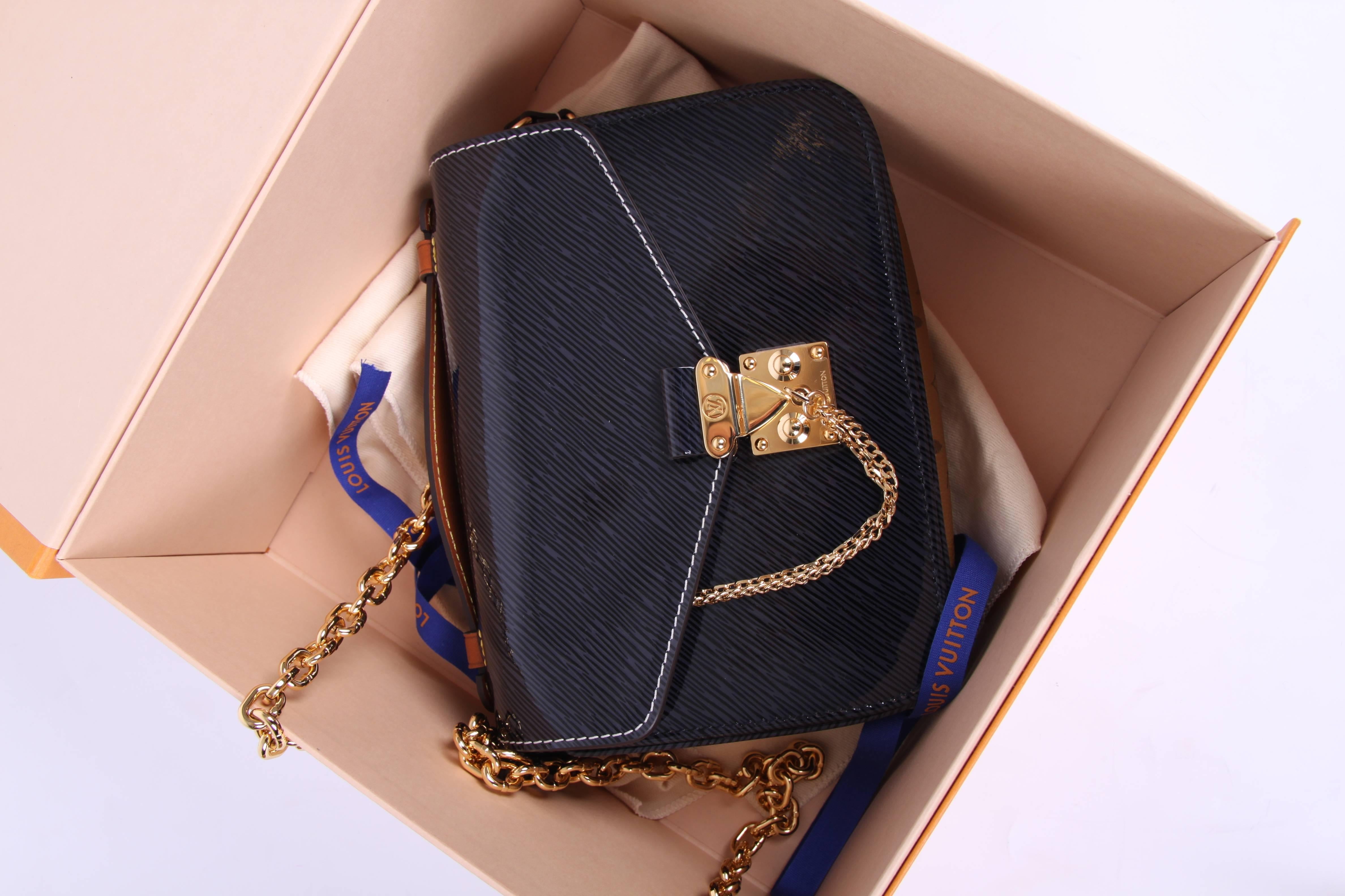This is the Louis Vuitton Métis Mini, the lastest version from the fall/winter collection of 2017 in dark blue epi patent leather. Neat!!

The front, back and flap are crafted of dark blue epi patent leather. On top a natural coloured handle with a
