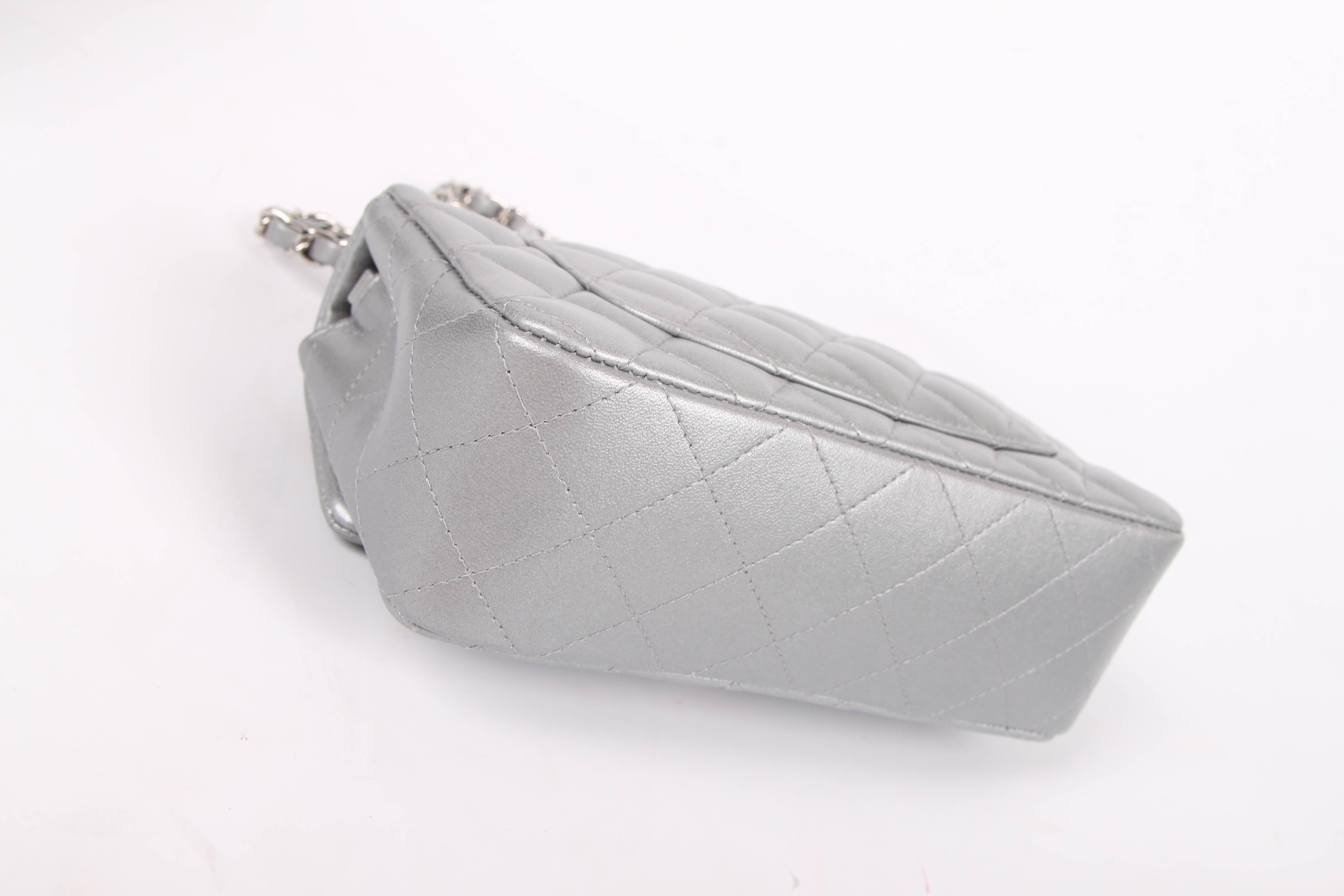 Chanel 2.55 Classic Mini Rectangular Flap Bag Crossbody - silver In New Condition In Baarn, NL