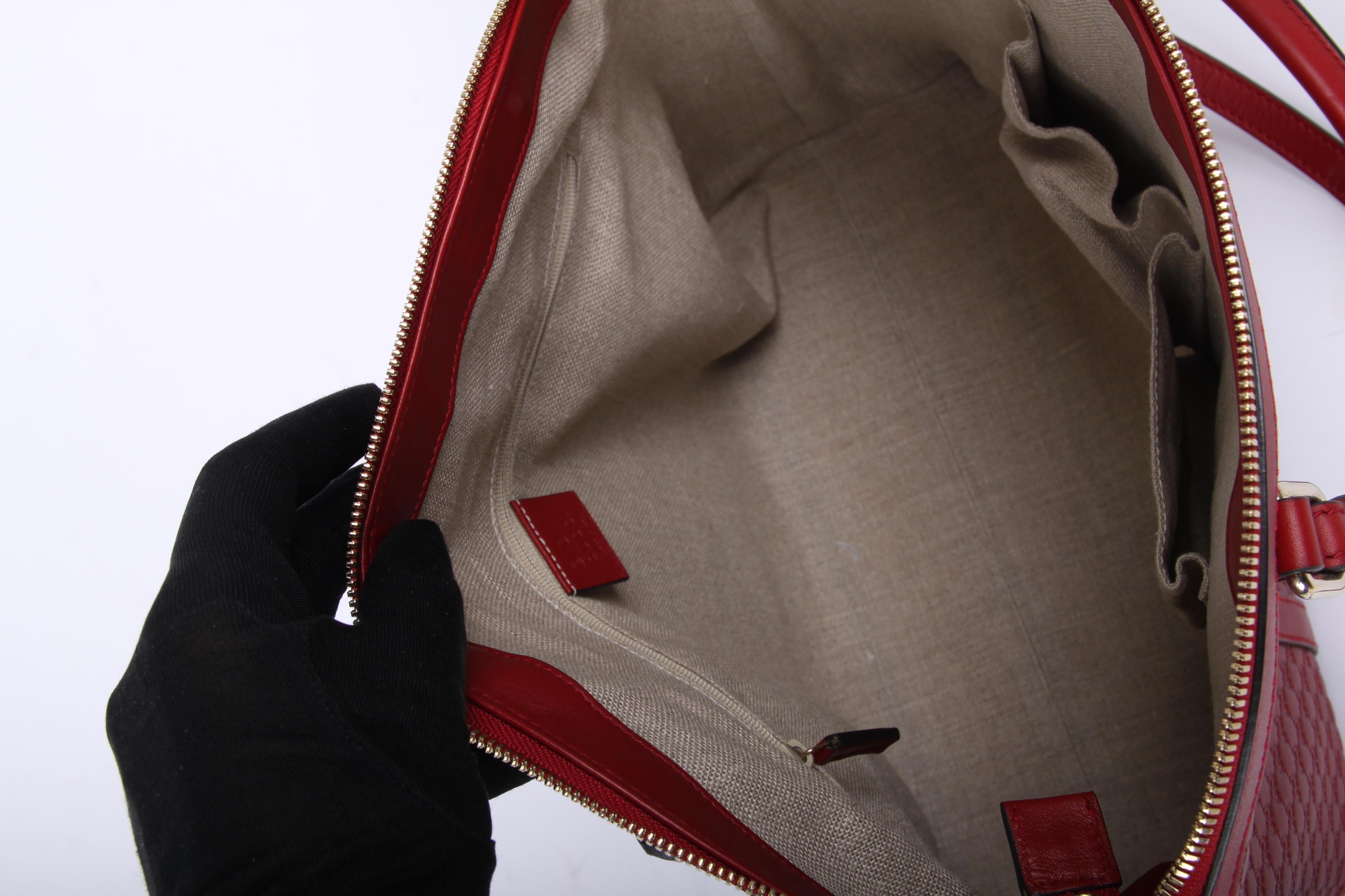 Margaux Rosso Red leather Gucci bag with gold-tone hardware.Single adjustable shoulder strap. Natural canvas lining, three pockets at interior walls; one with zip closure and zip closure at top. 



Serial/Authenticity: 449657

Width 33CM Height: