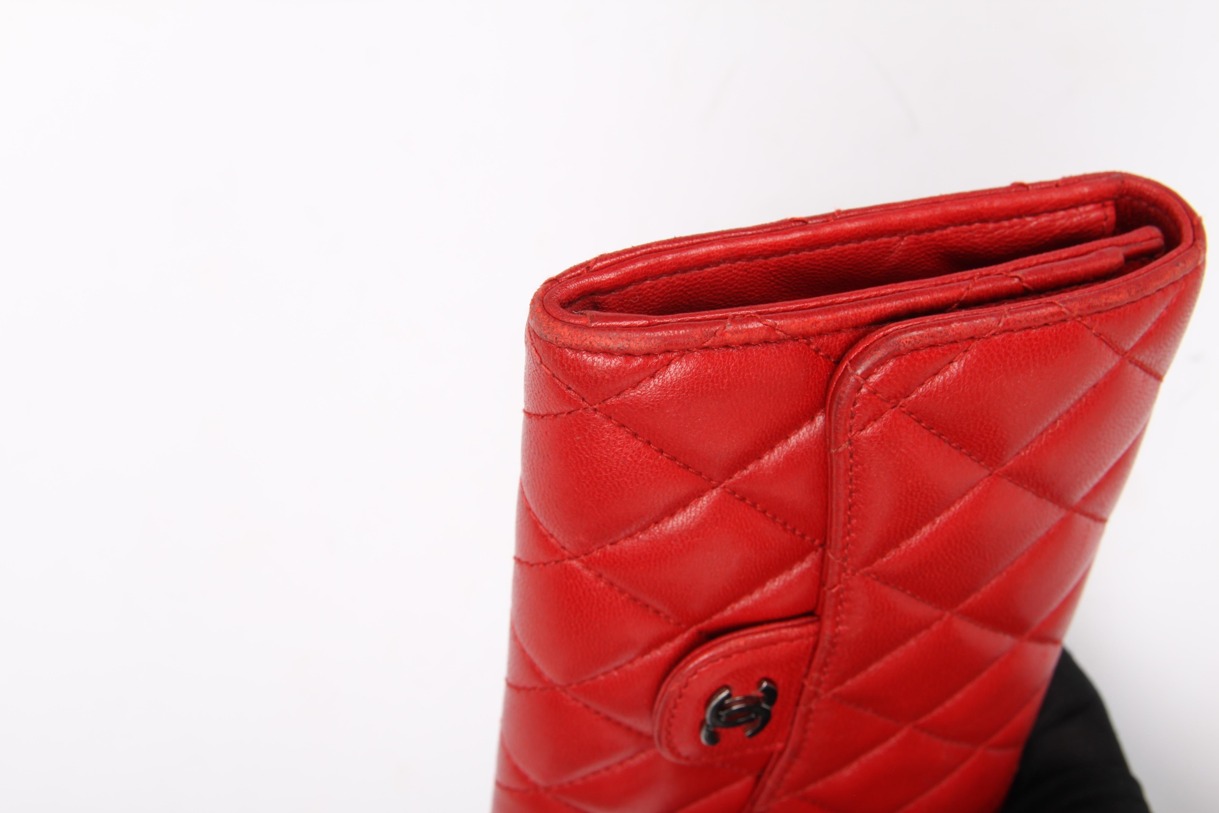 Women's or Men's Chanel Quilted Wallet - red leather For Sale