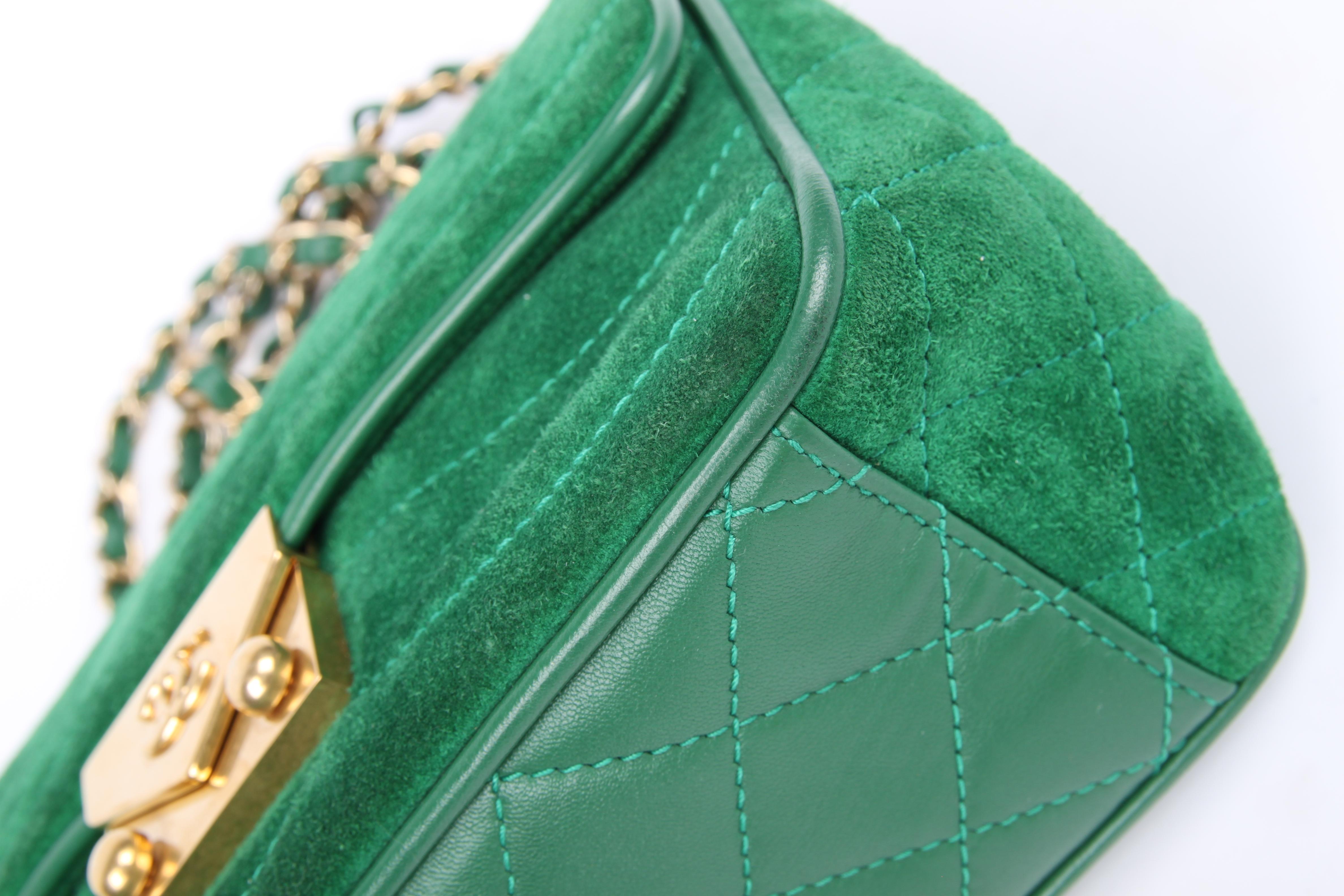 Chanel Scallop Quilted Small Pagoda Flap Bag - green suede In Good Condition For Sale In Baarn, NL