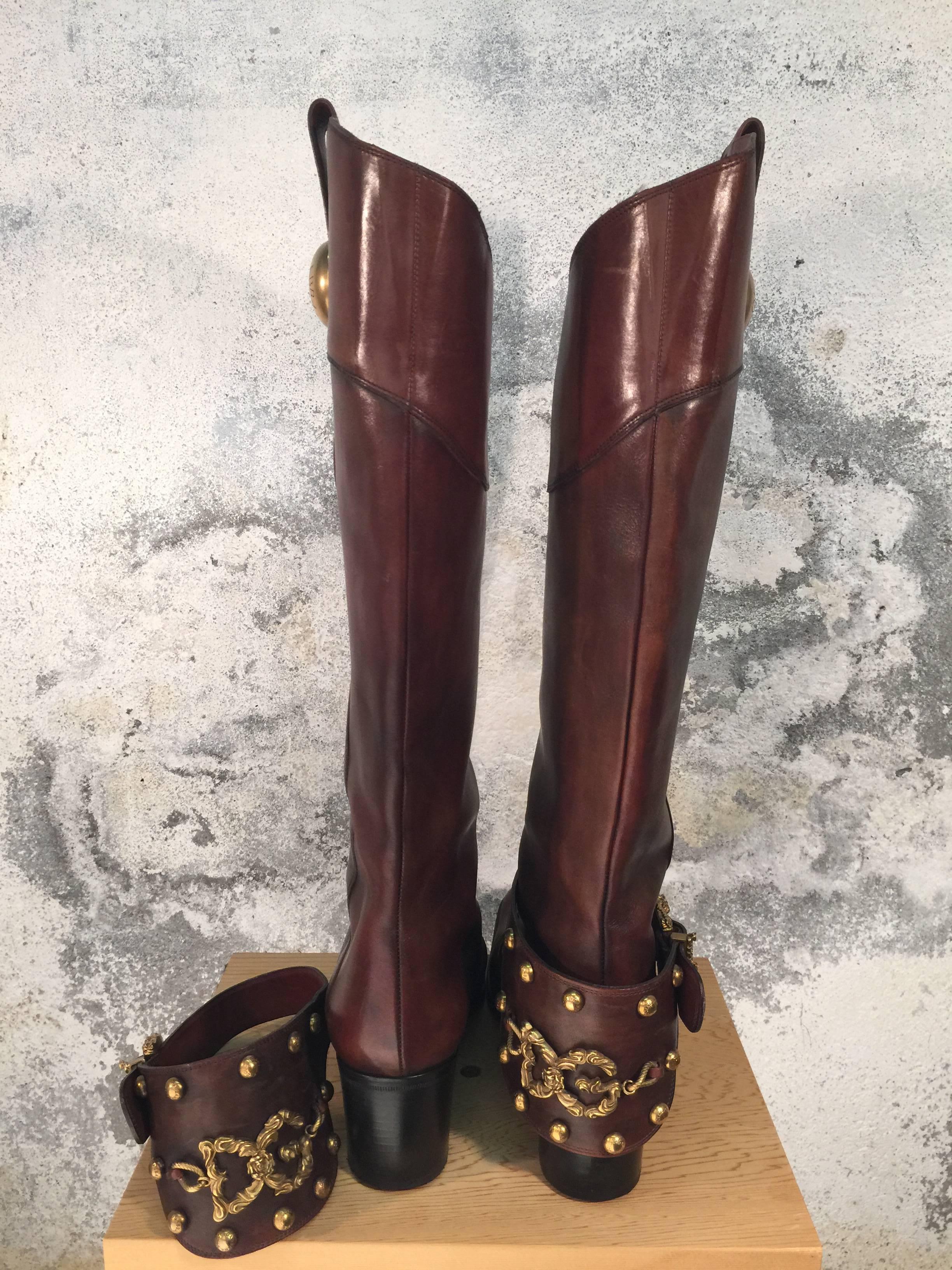 Brown Dolce & Gabbana boots from the romantic-baroque collection of fall 2006, covered with lavish embellishment, golden leather lining - brings a new meaning to basic brown.
Aged look leather.
Metal logo buckle ( removable ). Size 40
Fastening: