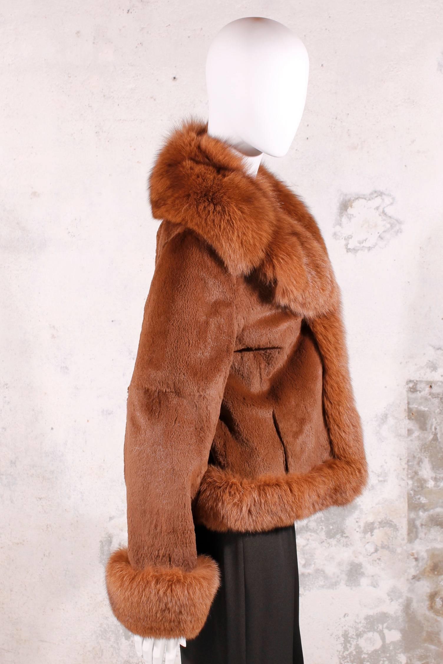 Chic fur jacket from a very exclusive and expensive Russian label called Black.
Made of farmed blue fox- and rabbit fur in a stunning russet brown.
Coat has a large lapel and closes at the front with a hook-and-eye closure. Two welt pockets on the
