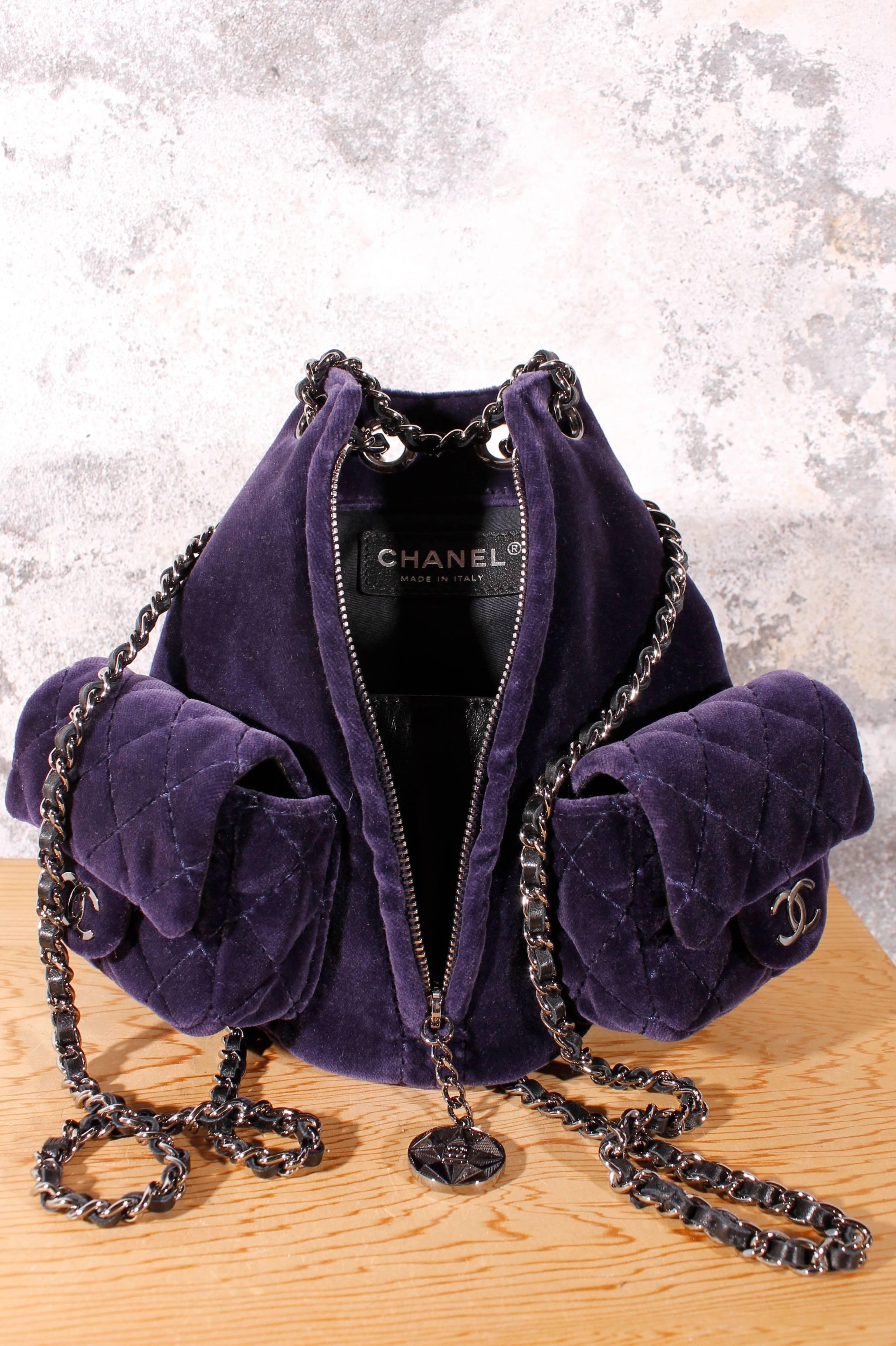 Fall-collection 2012: Chanel mini backpack in soft purple velvet combined with silver chains and zipper. The zipper has a diamont-shaped runner at the end.
Even Rihanna was spotted with this item in Paris!
Black satin and leather on the inside of
