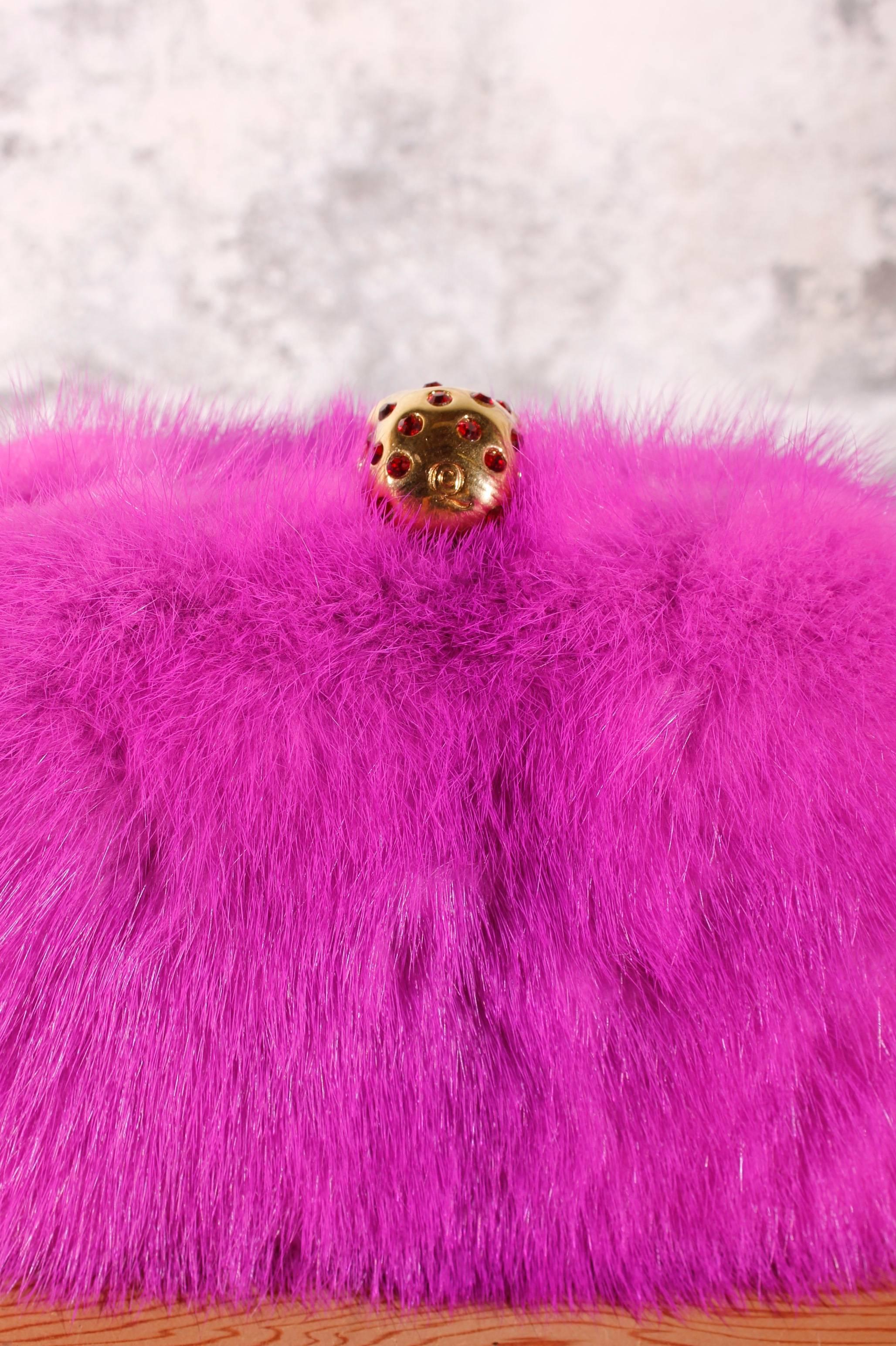 Alexander McQueen brings you the signature box clutch you love in sumptuous, premium mink— and bedecked with the house's signature skull clasp, of course.
Pink dyed mink (Denmark).
Goldtone push-lock clasp features signature skull with red crystal