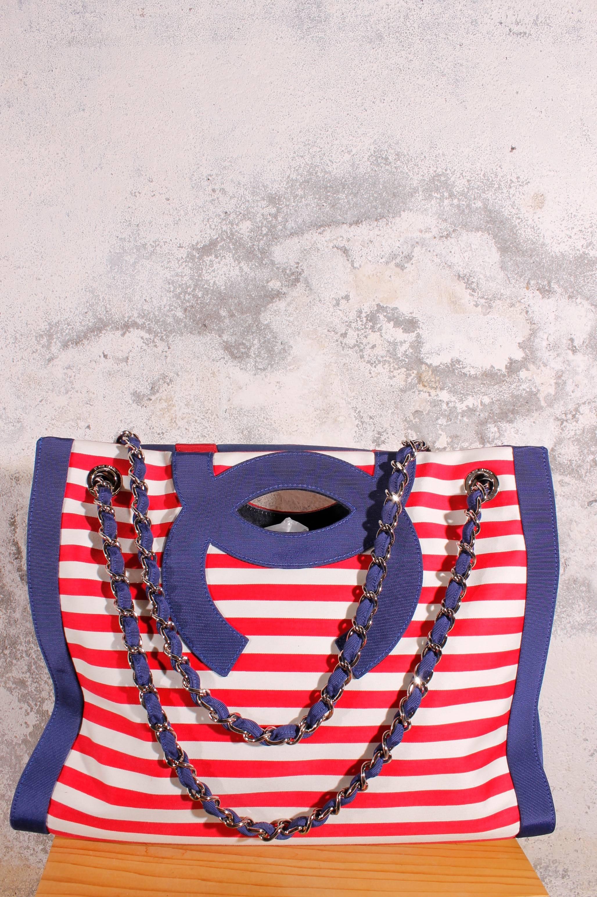 Navy-look bag by Chanel in striped red/white/blue canvas from the Chanel 2010 Cruise Collection. Ship ahoy!

Made of very soft and durable material, furnished with a nylon trim in dark blue. The sides and bottom are also made of this dark blue