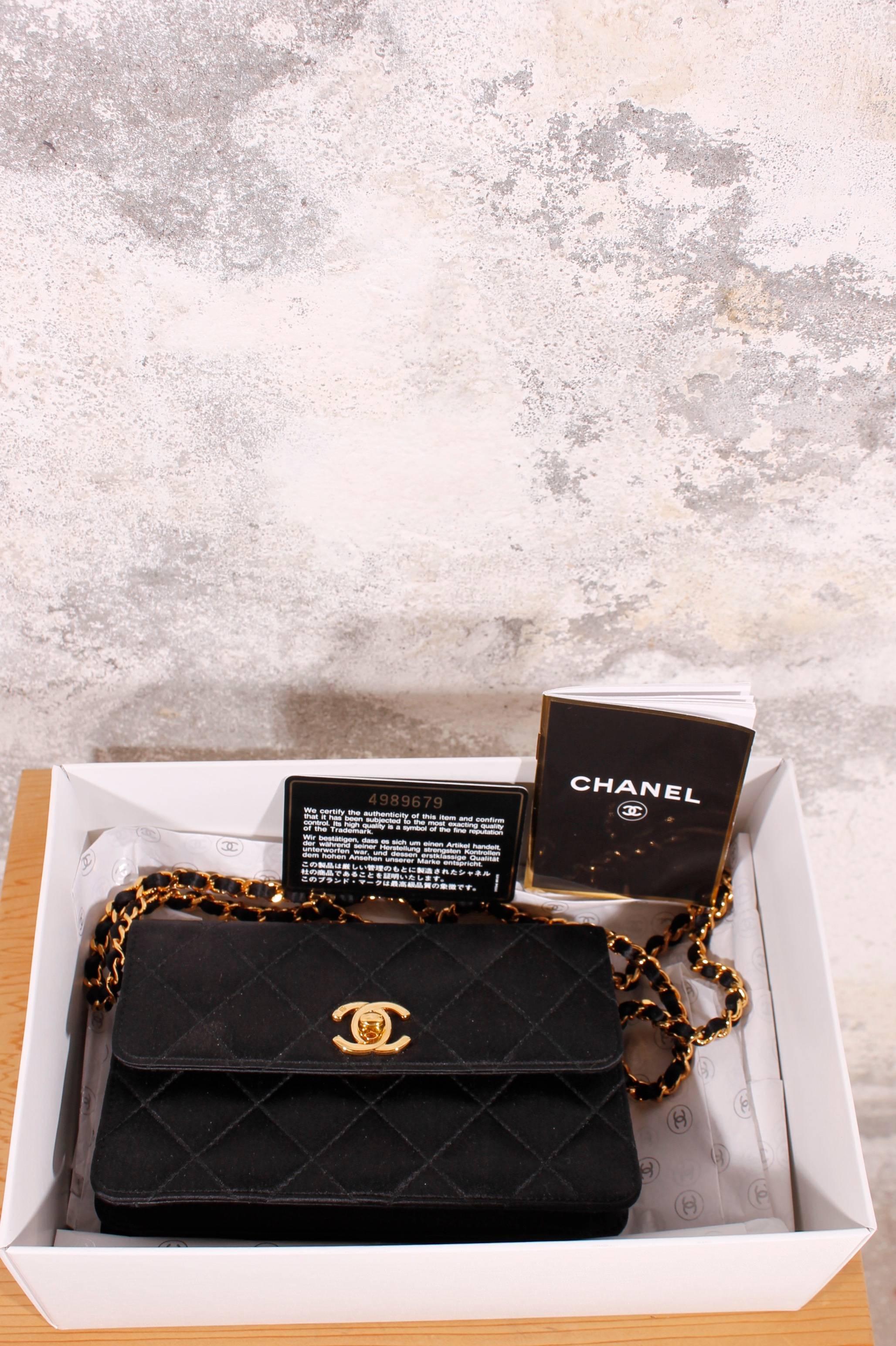 What a sweety! Who doesn't want to have this Chanel-baby?!?

Little eveningbag made of soft glossy black silk, hardware is 24K gold plated. 

The CC-logo forms the twist lock, on the back of the lock 'Chanel Paris' engraved. 
On the inside this