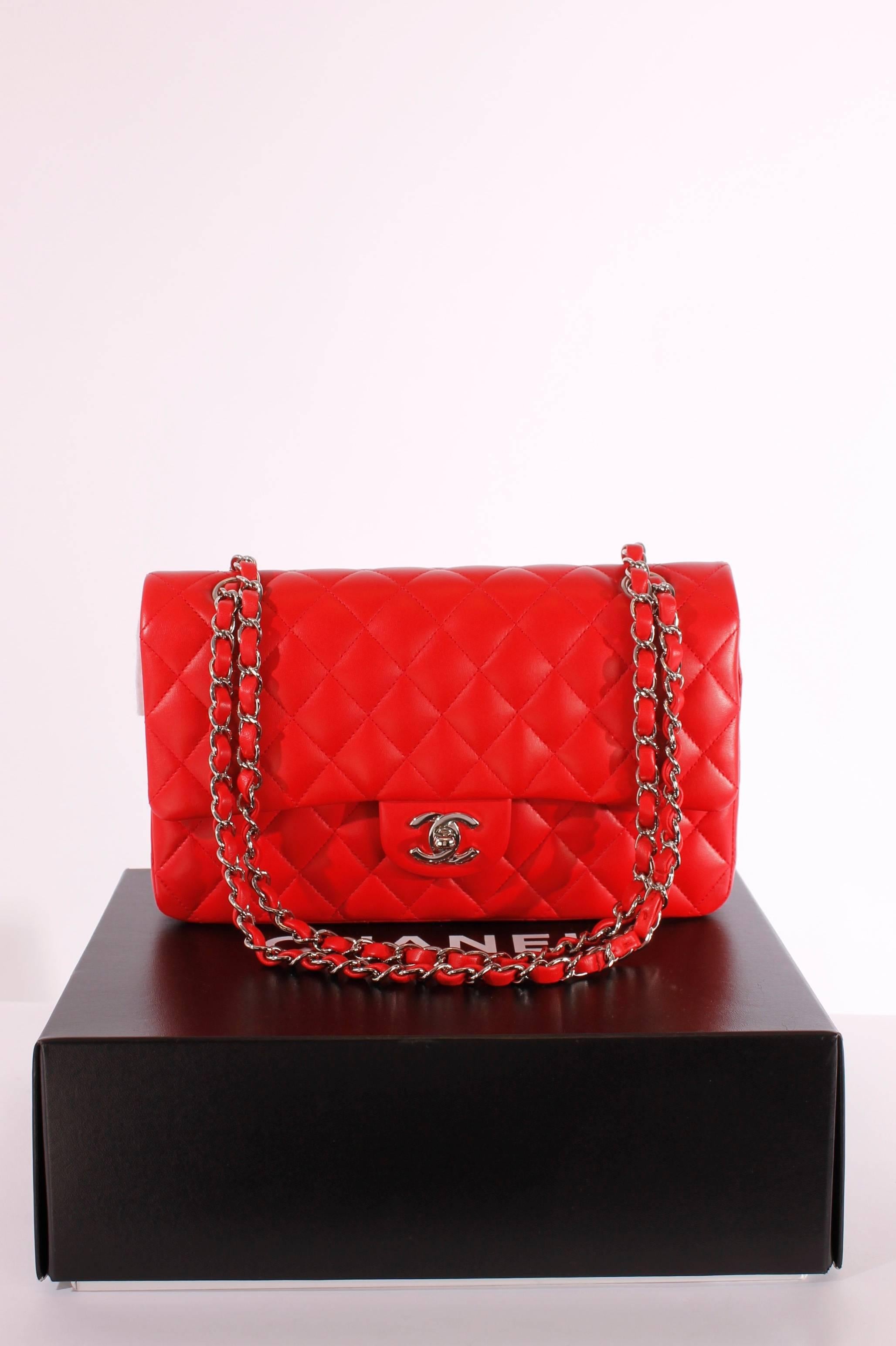 Classic bag by Chanel in bright red lambskin leather, this piece is like new!

This 2.55 medium double flap bag is the middle size of this classic model and measures 26 centimeters in length and is 16 centimeters high. A silver chain which can be
