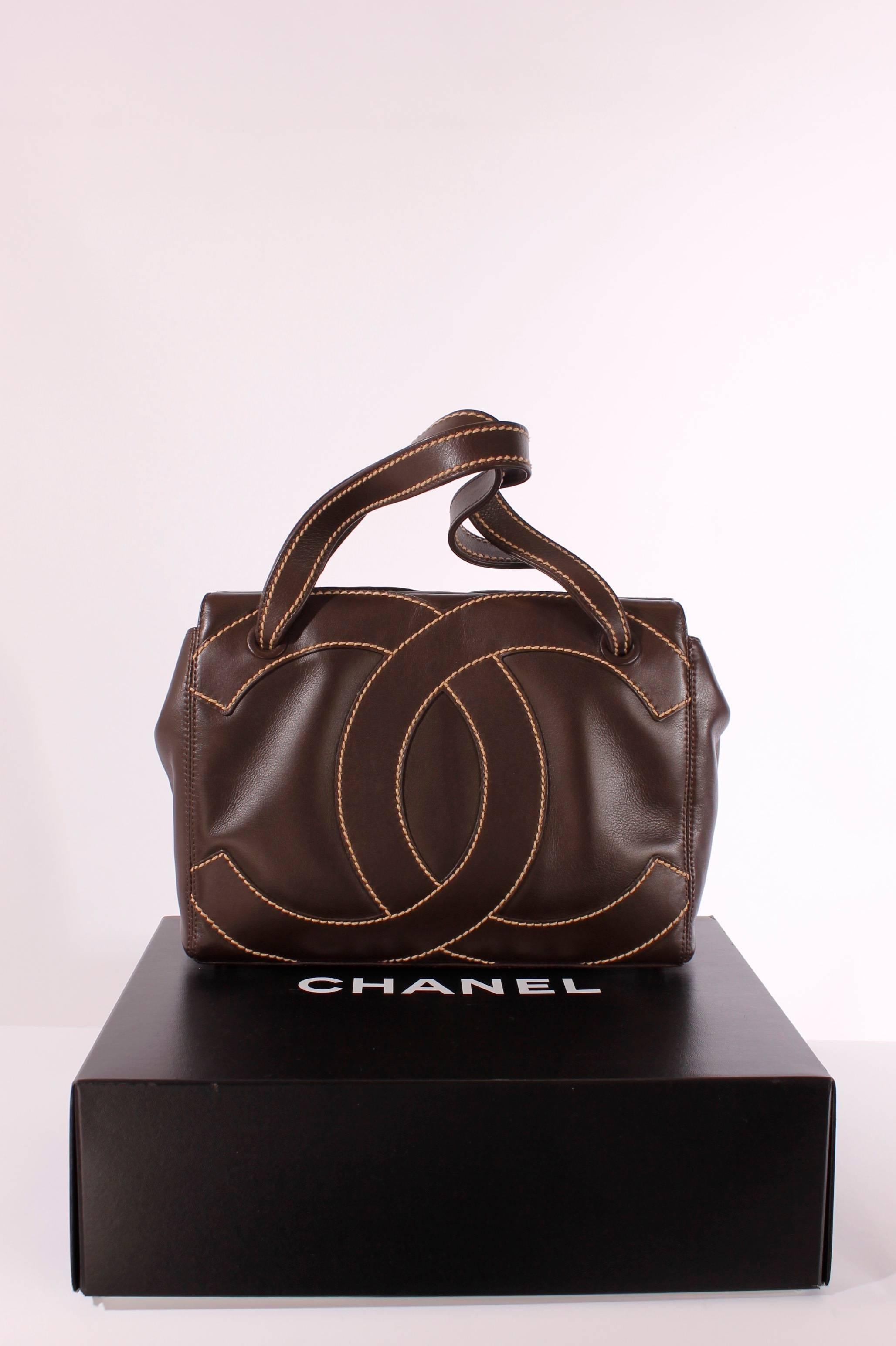 This medium shopper from 2005 is made by Chanel in a wonderfull shade of darkbrown.

Made of firm leather with an extra large CC-logo stitched on on both sides. Stitching in off-white. This stitching is also used on the handles of this bag,