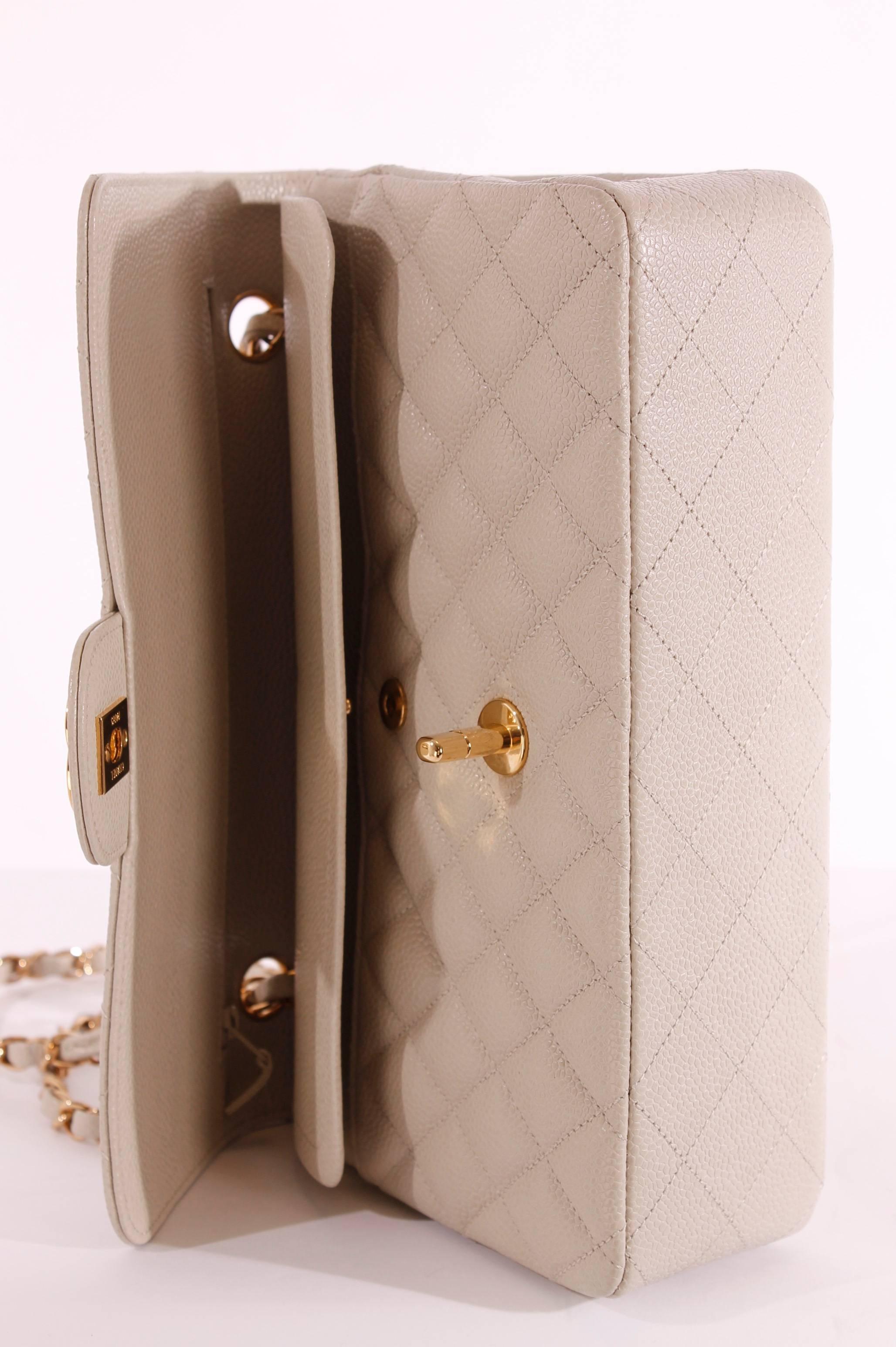 2005 Chanel 2.55 Caviar Medium Classic Double Flap Bag - light gray/gold In New Condition In Baarn, NL