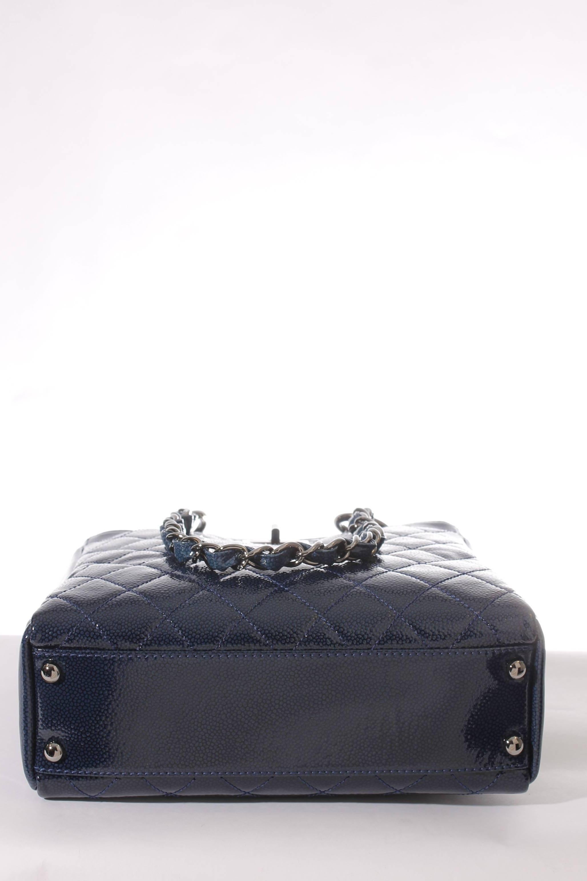 Deze fantastische mini shopper van Chanel is gemaakt van blauw caviar leder met een glanzend laklaagje. Heel stijlvol!

Zwartzilveren hardware: een rechthoekig mademoiselle lock en met leer doorvlochten kettingen. Gevoerd met diepdonkerblauwe