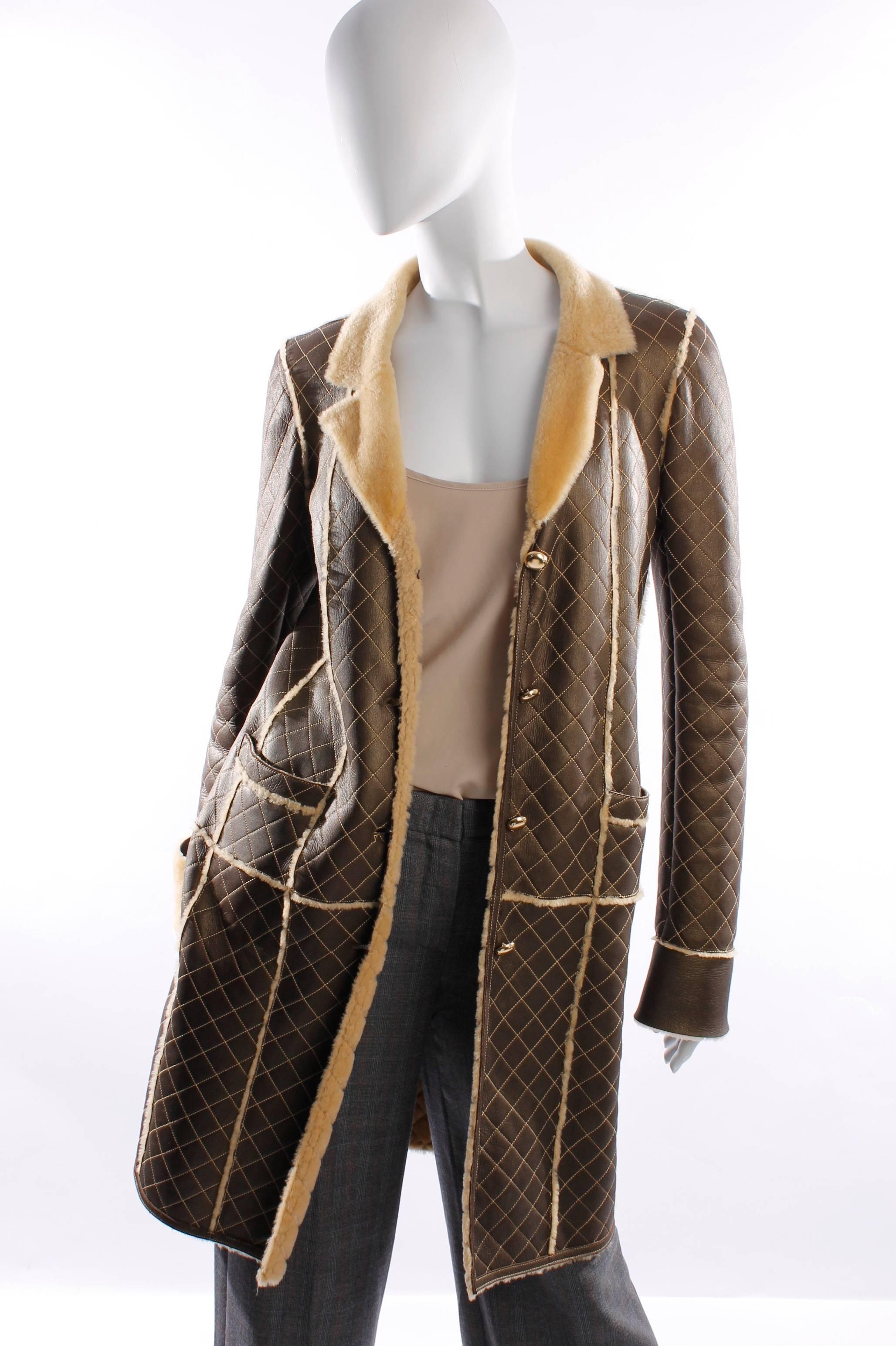 This brown leather Chanel lammy coat has a golden finish, which gives the leather a beautiful glow.

Fully quilted, closure at the front with four matte golden buttons, of course with a little CC-logo. Small lapels and tiny pockets. A loose belt