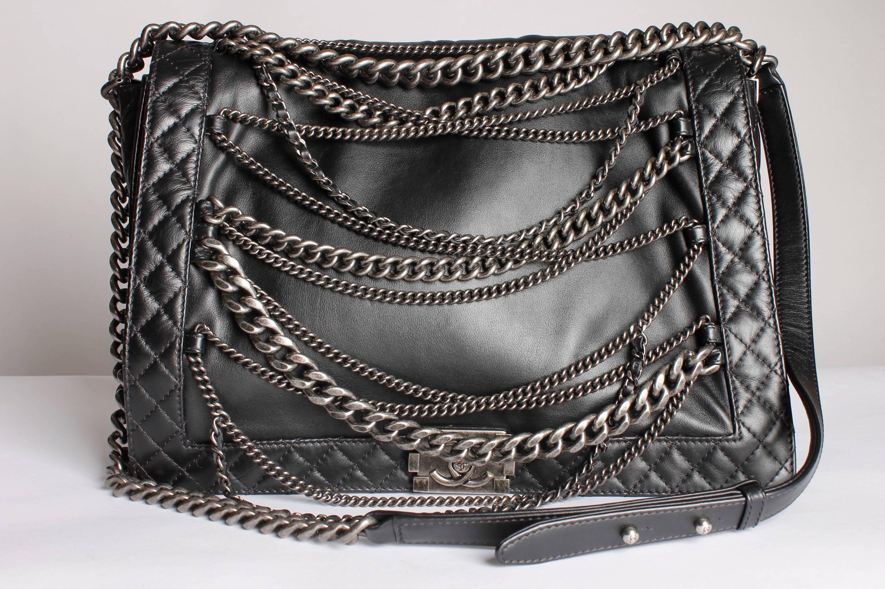 Chains?! At the front of this Chanel Boy Bag XL Enchained there are plenty!

These chains come in different sizes and shapes, but always in matte silver with a black polish for that extra sturdy look. This iconic Boy Bag by CHANEL is from the year
