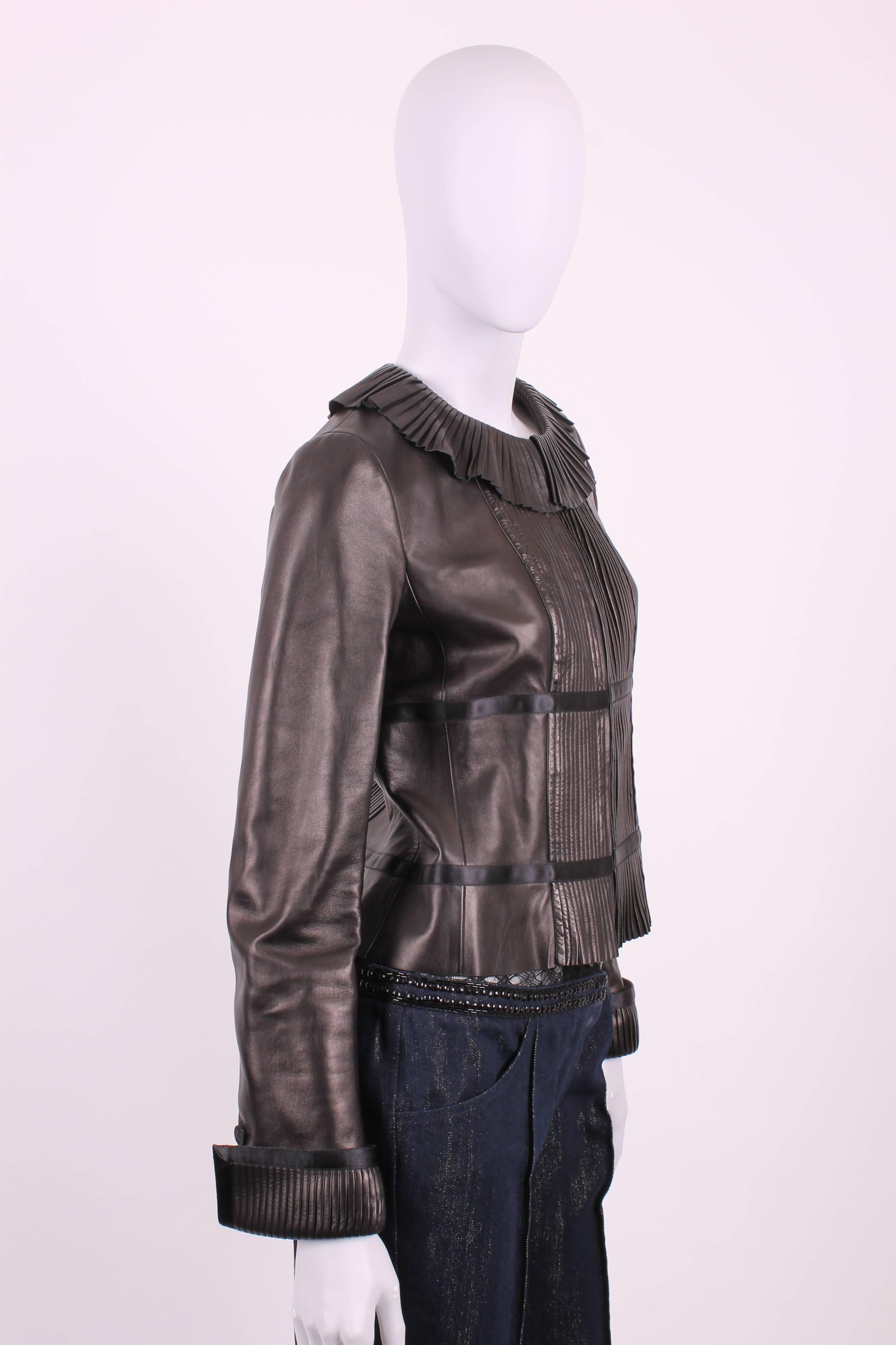 Light and supple lambskin leather jacket by Chanel, stylish and sophisticated.

A round pleated collar, long zip closure. The part next to the zipper, the middle of the back and the fold-over at the sleeves are also pleated. Three matte black