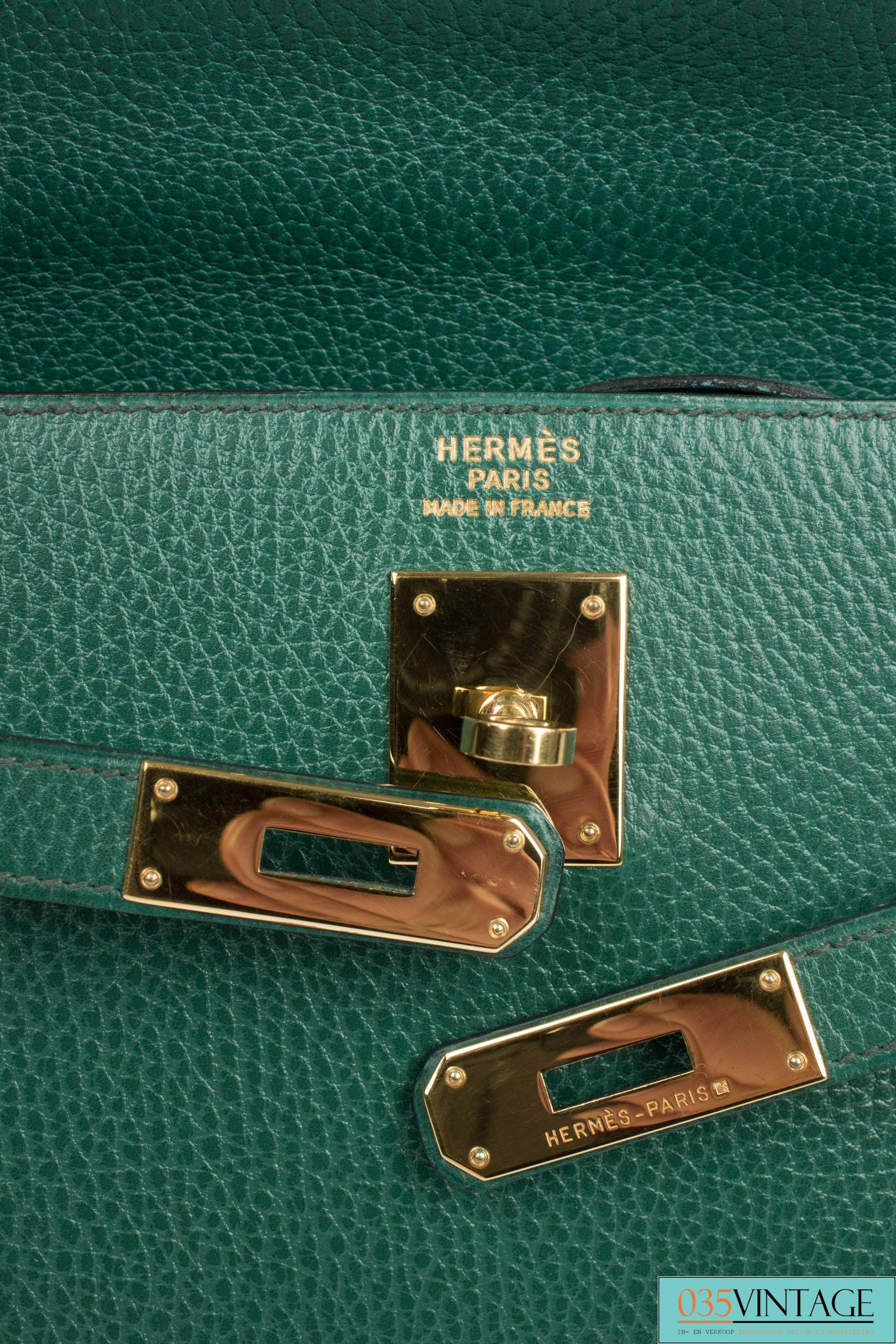 Yessss! Another beautiful Hermès bag in store! This is the Hermès Kelly Bag 35 in emerald green, we are in love!

This is a true collector's item. Every bag is handcrafted in France and has numerous characteristics. We cannot mention them all, but