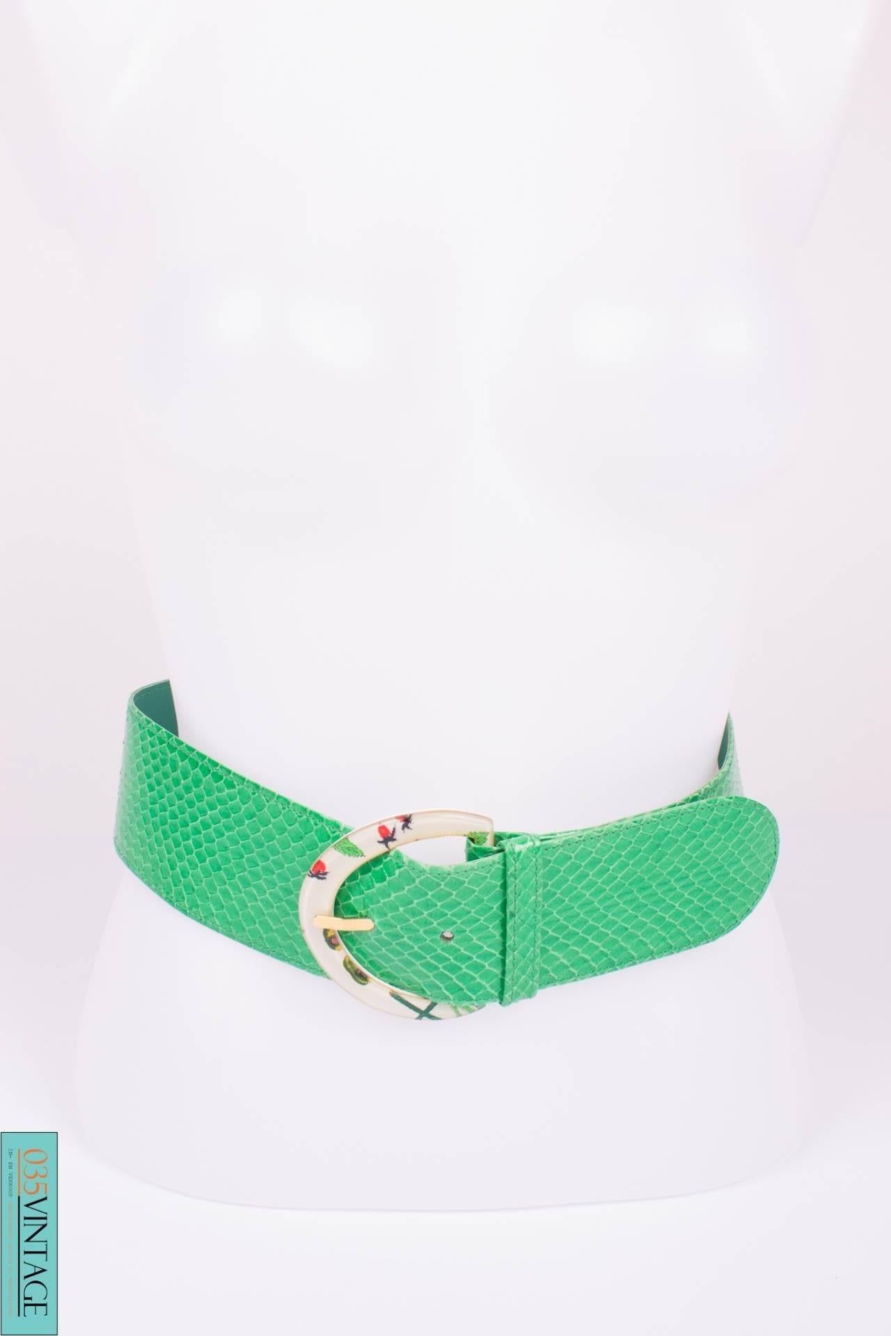 Brand: GUCCI

Material: bright green python leather

Buckle: white resin, red flowers, green leaves

Length: 75 cm

Width: 6 cm

Condition (1/10): 8