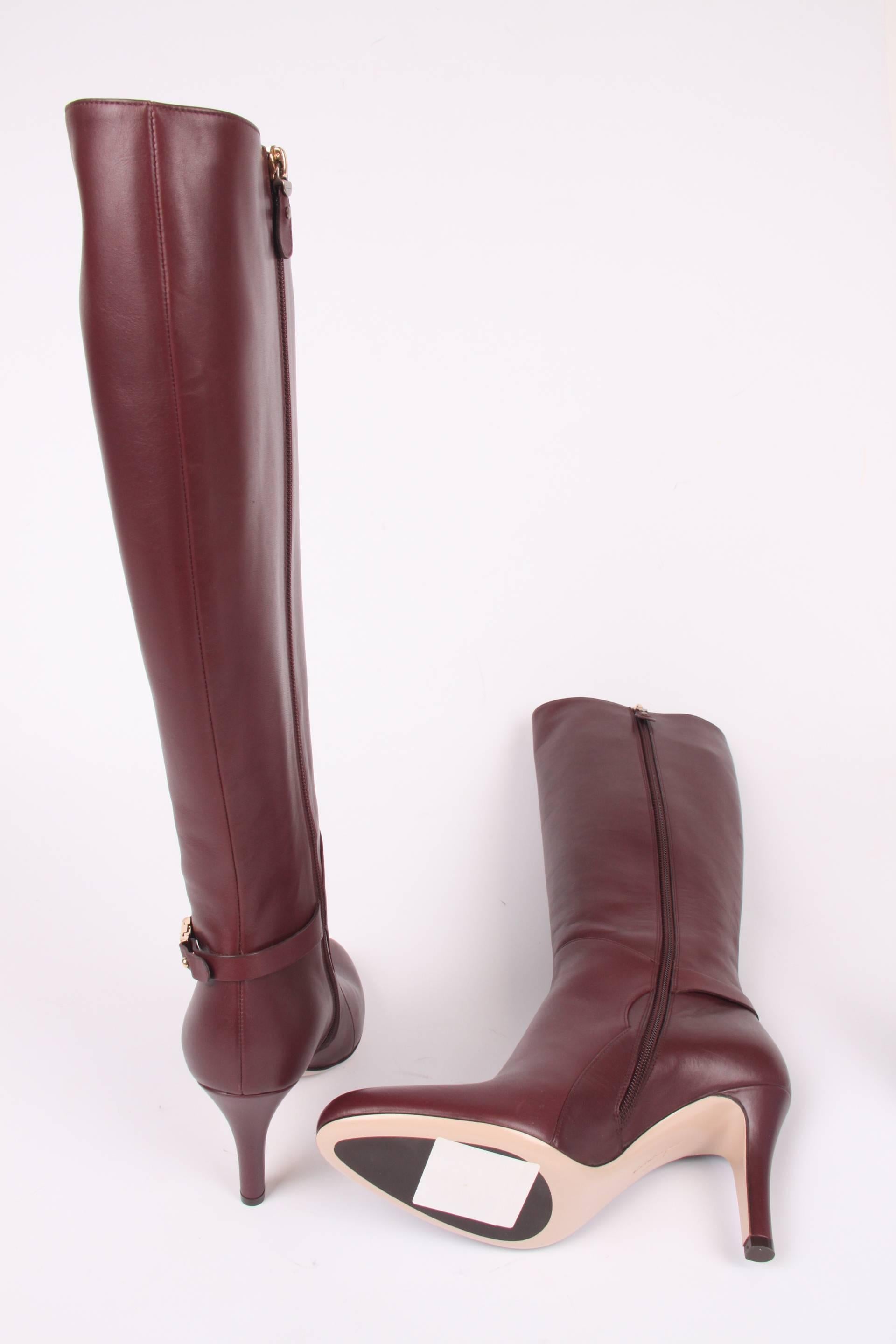 Burgundy red leather boots by Salvatore Ferragamo with the name Clementina. Super chic!

The thin heel measures 9,5 centimeters, round toes. Leather ankle straps with a gold-tone buckle. A long zipper on the inside of the shaft (43 cm high). Fully