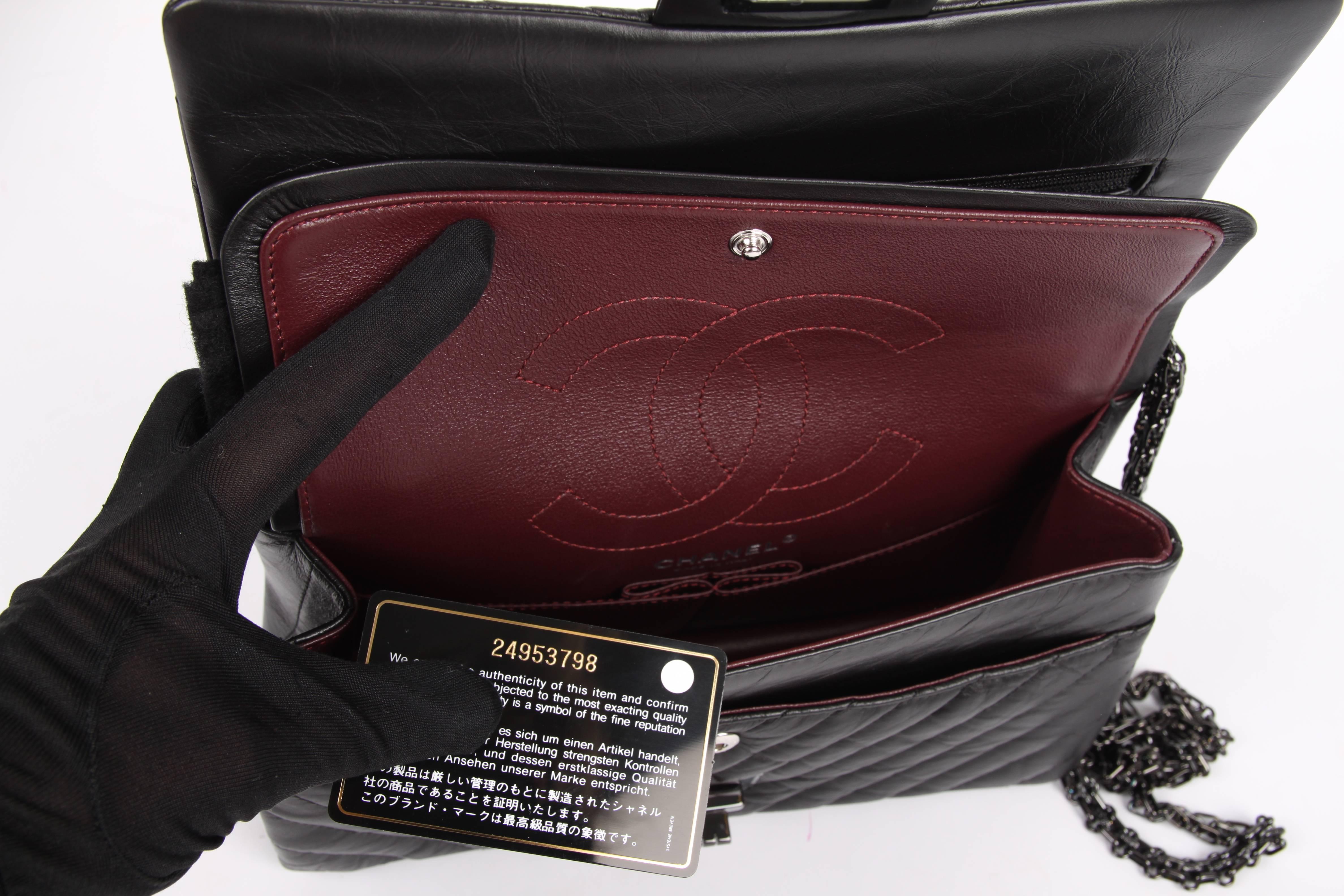Chanel 2.55 Reissue Chevron 224 Flap Bag - So Black In New Condition In Baarn, NL