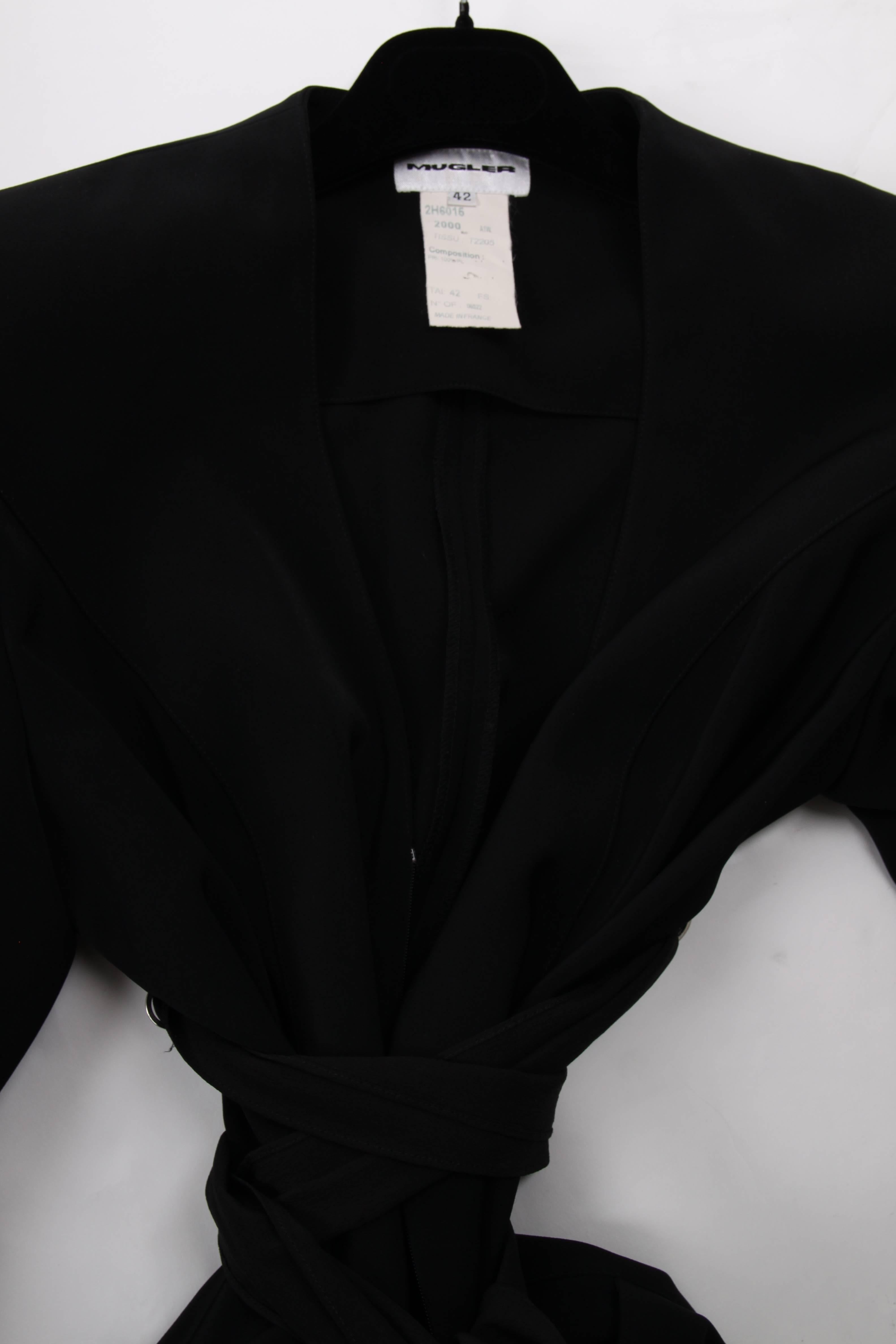 Vintage!! This is a masterpiece! A jumpsuit designed by Thierry Mugler, wonderful!

A deep V-neck, front closure with a zipper, long sleeves with cuffs and a push button. Padding in the shoulders, pockets on the hips and a bow detail in the waist.