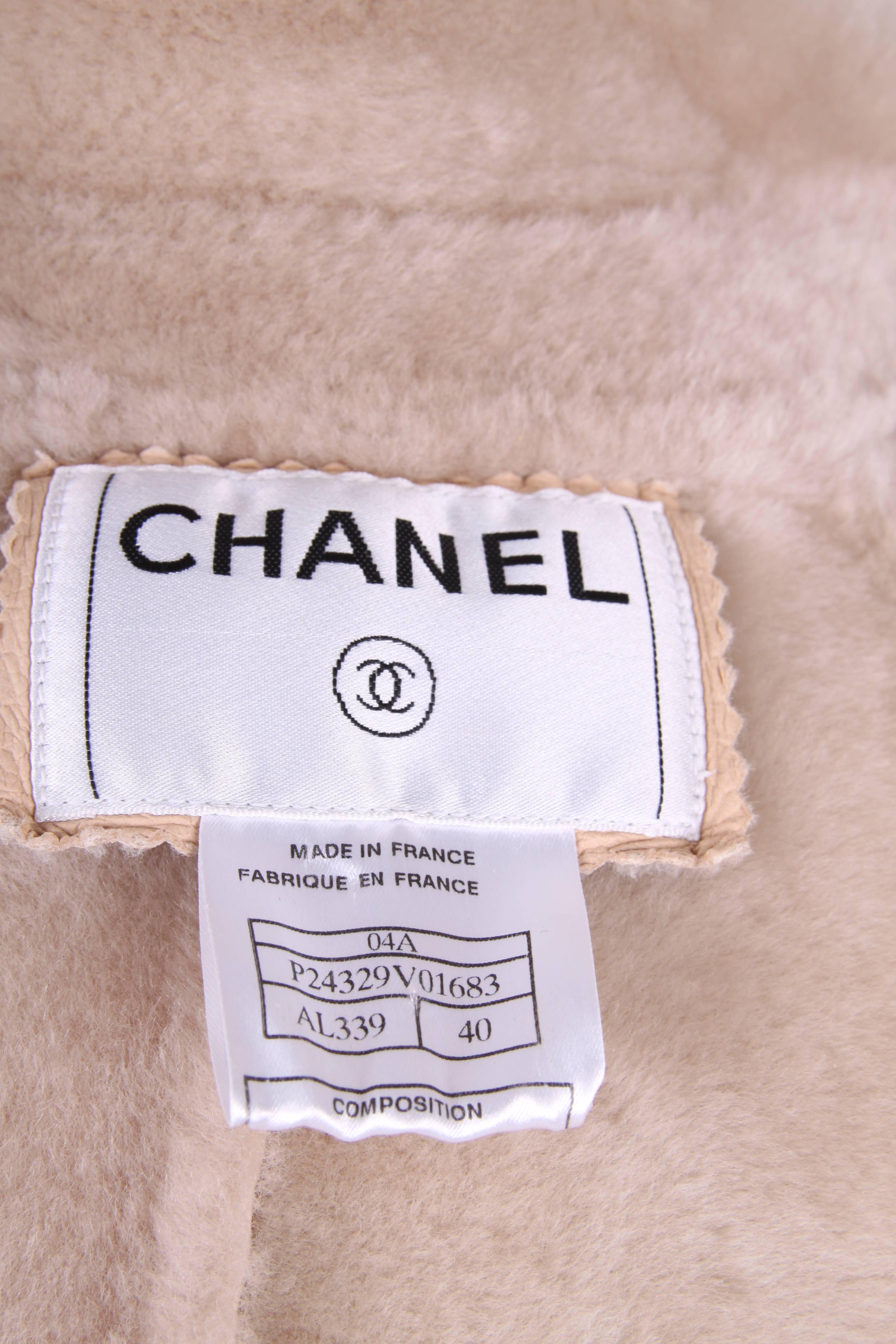 Magnificent Chanel Trench Coat fully made of beige lambskin leather with matte silver buttons.

This coat is really really pretty! On the outside almost as soft as on the inside. Large lapels, on the right a flap from the shoulder down. On the back