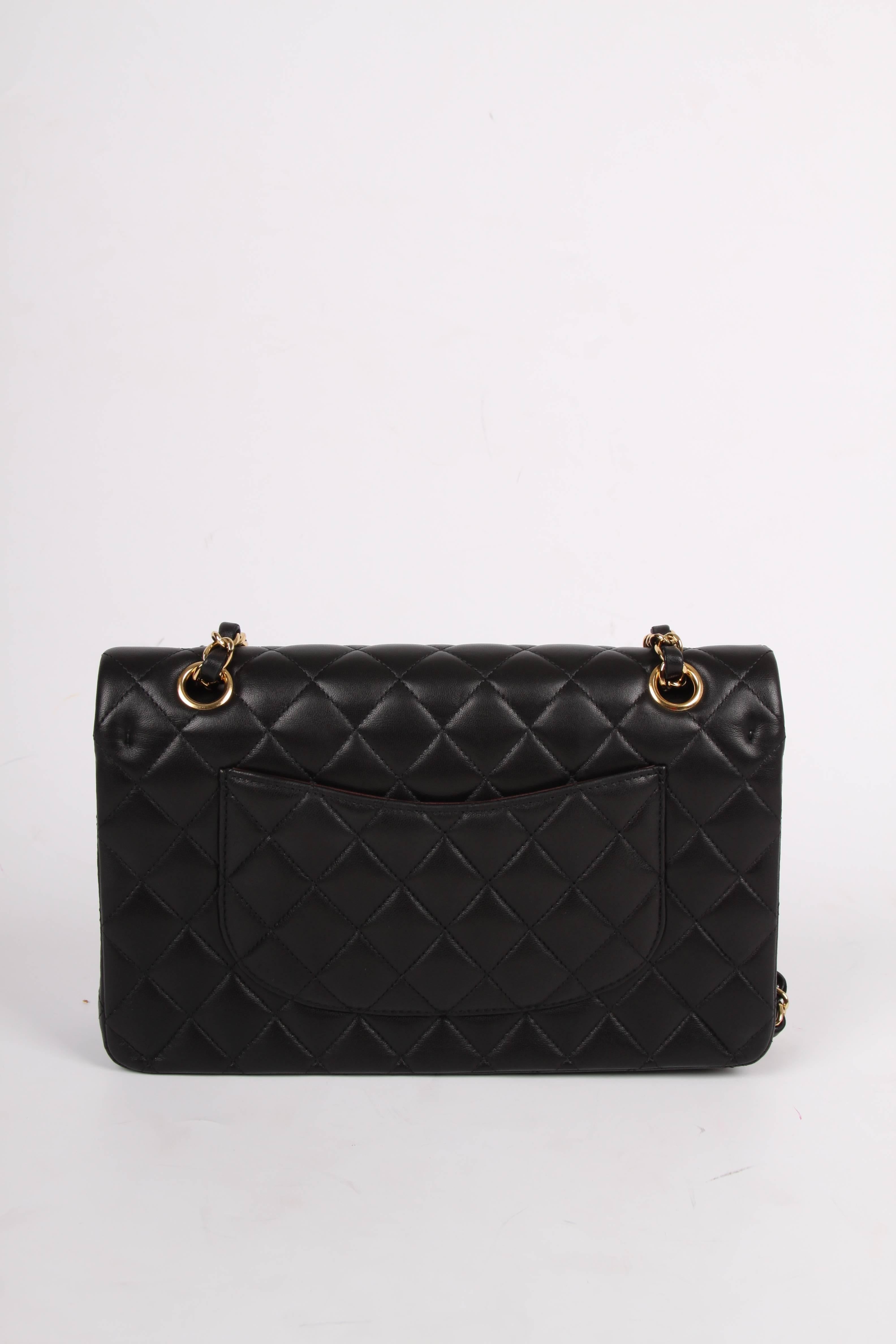 Classic bag by Chanel in black lambskin leather, this piece is like new!

This 2.55 medium double flap bag is the middle size of this classic model and measures 26 centimeters in length and is 16 centimeters high. A golden chain which can be worn