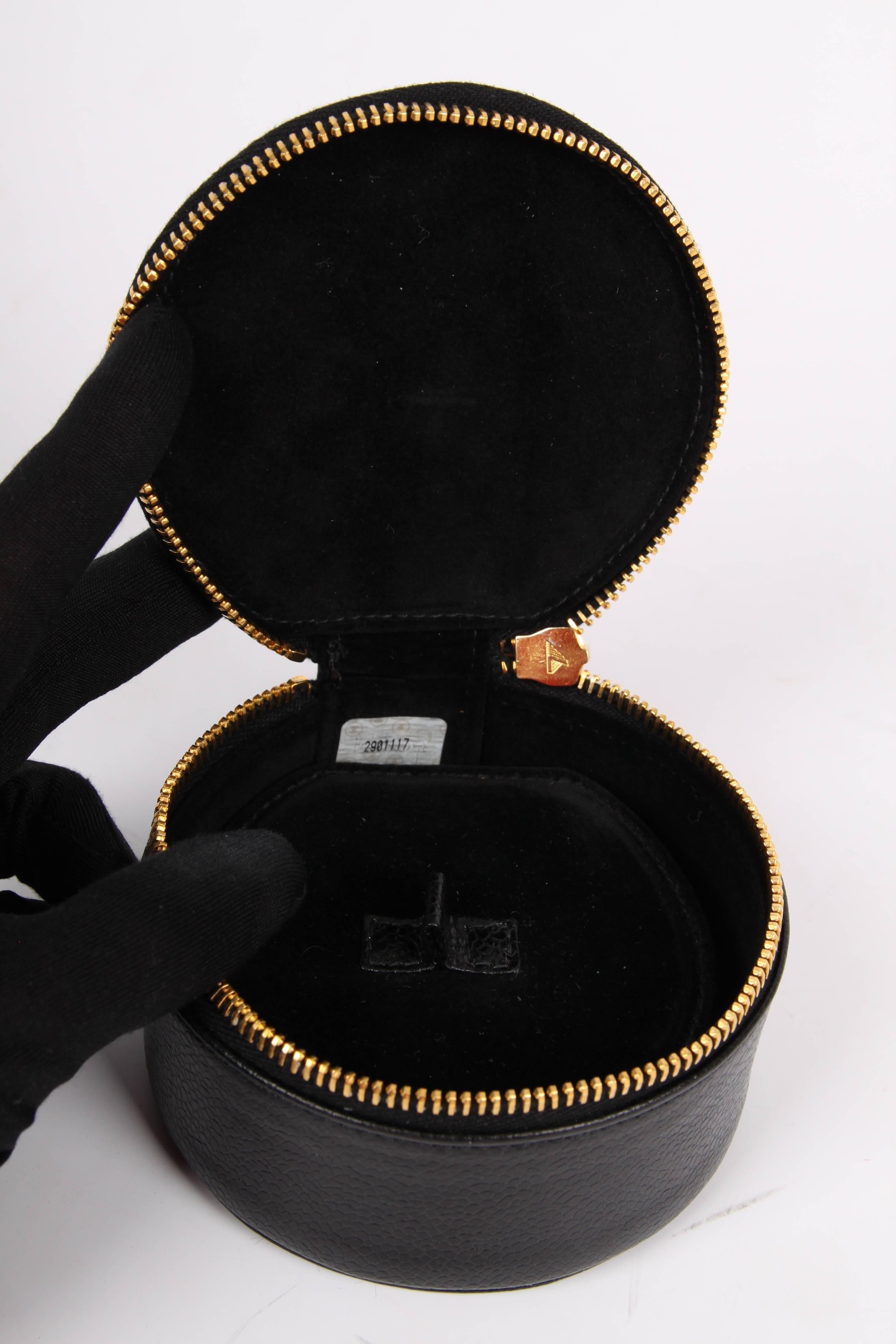 Chanel CC Caviar Leather Jewelry Case / Round Pouch Bag - black 1991 In Good Condition In Baarn, NL