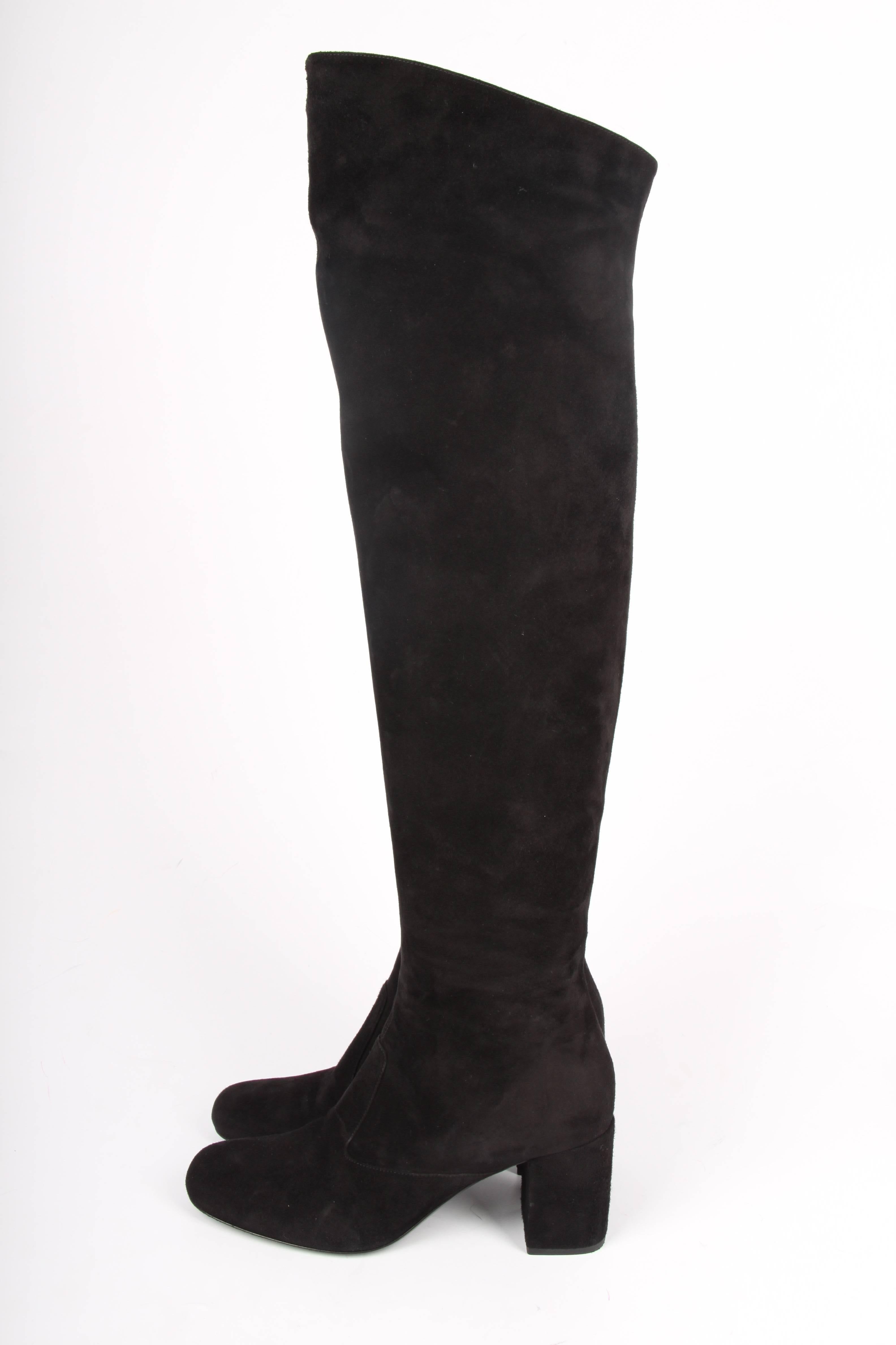 Suede overknee boots by Saint Laurent. Cool!

A block heel that measures 7 centimeters and a round toe. The shaft is 58 centimeters long and has a zipper on one side, ø 40 centimeter. Fully lined with black leather on the interior. Black leather