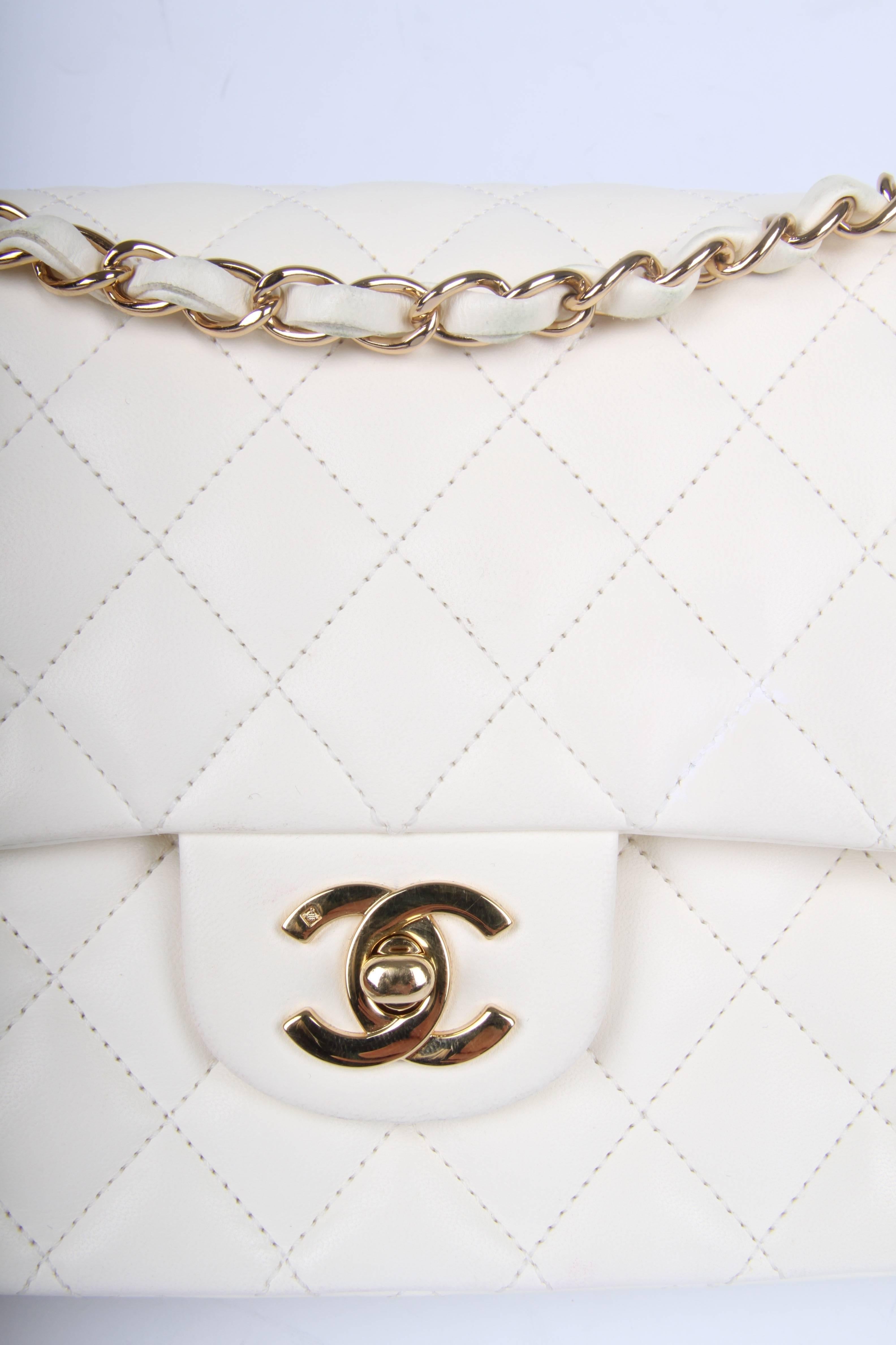 Classic bag by Chanel in ivory white lambskin leather. Perfect!

This 2.55 medium double flap bag is the middle size of this classic model. A gold-tone chain entwined with leather, which can be worn single or double and a CC turn-lock closure, both